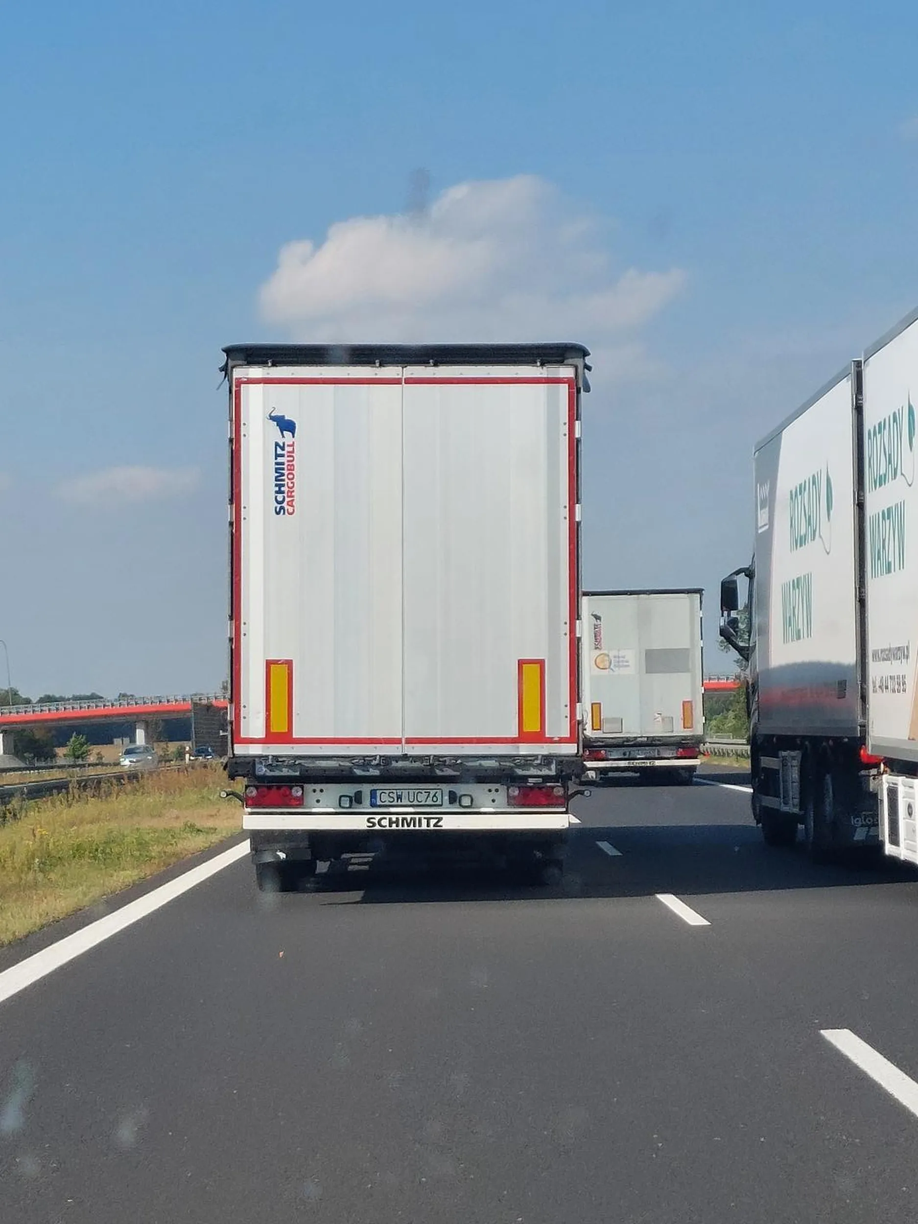 Geniusz, król autostrady wyprzedza 3 ciężarówki jadąc 95 km/h