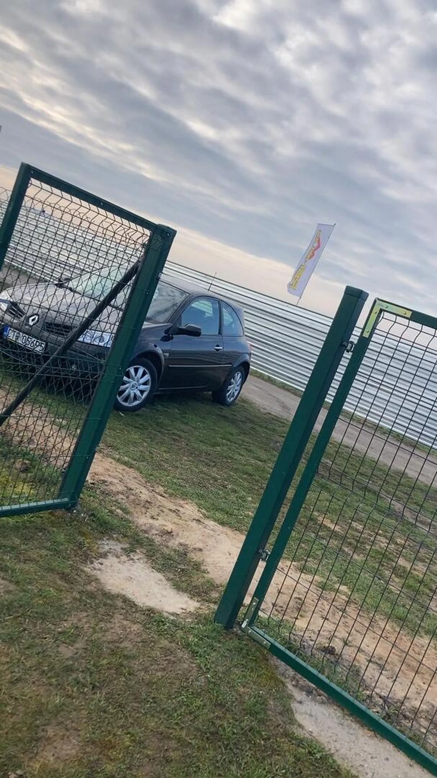 Jebnięty kierowca w renault f1 team się bawi jeździ po okolicy modli się drugi gorgi tevadze ostanio nawet półoś ukręcił