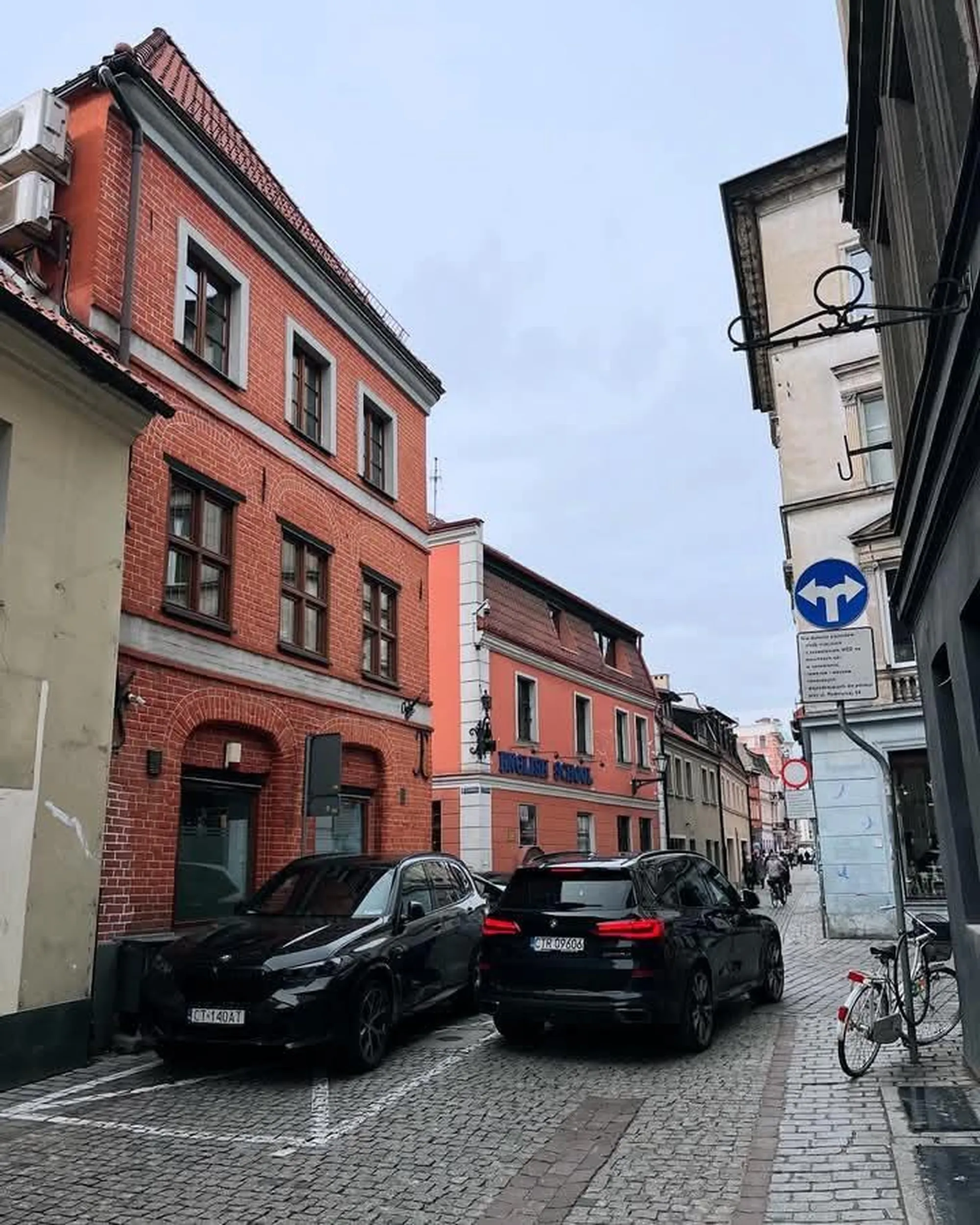 Jaśnie Pan w karocy wraca z doglądania swego biznesu na Starym Mieście. Co tam, że zakorkują się wąskie ulice.