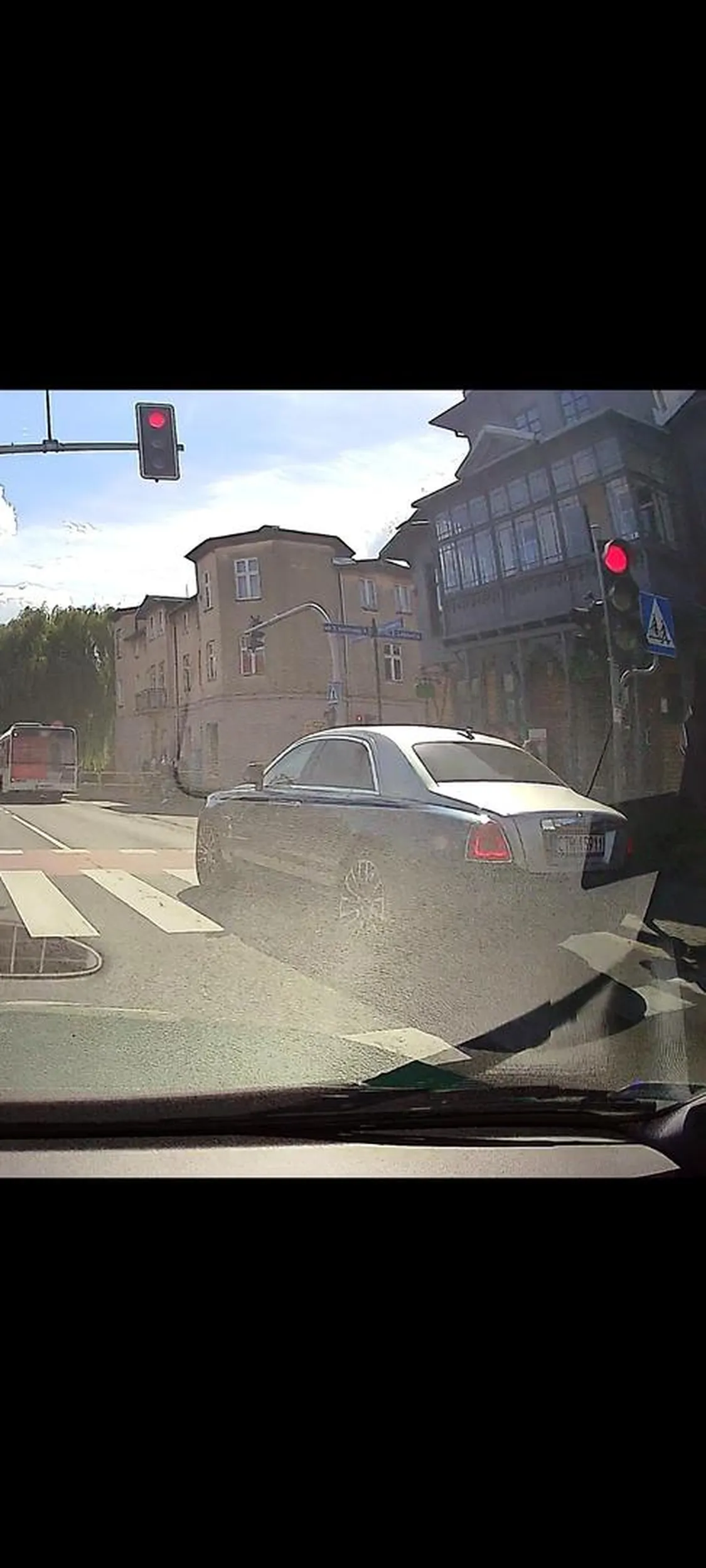 Spokojnie można było wyhamować, ale lepiej pójść na czerwonym.