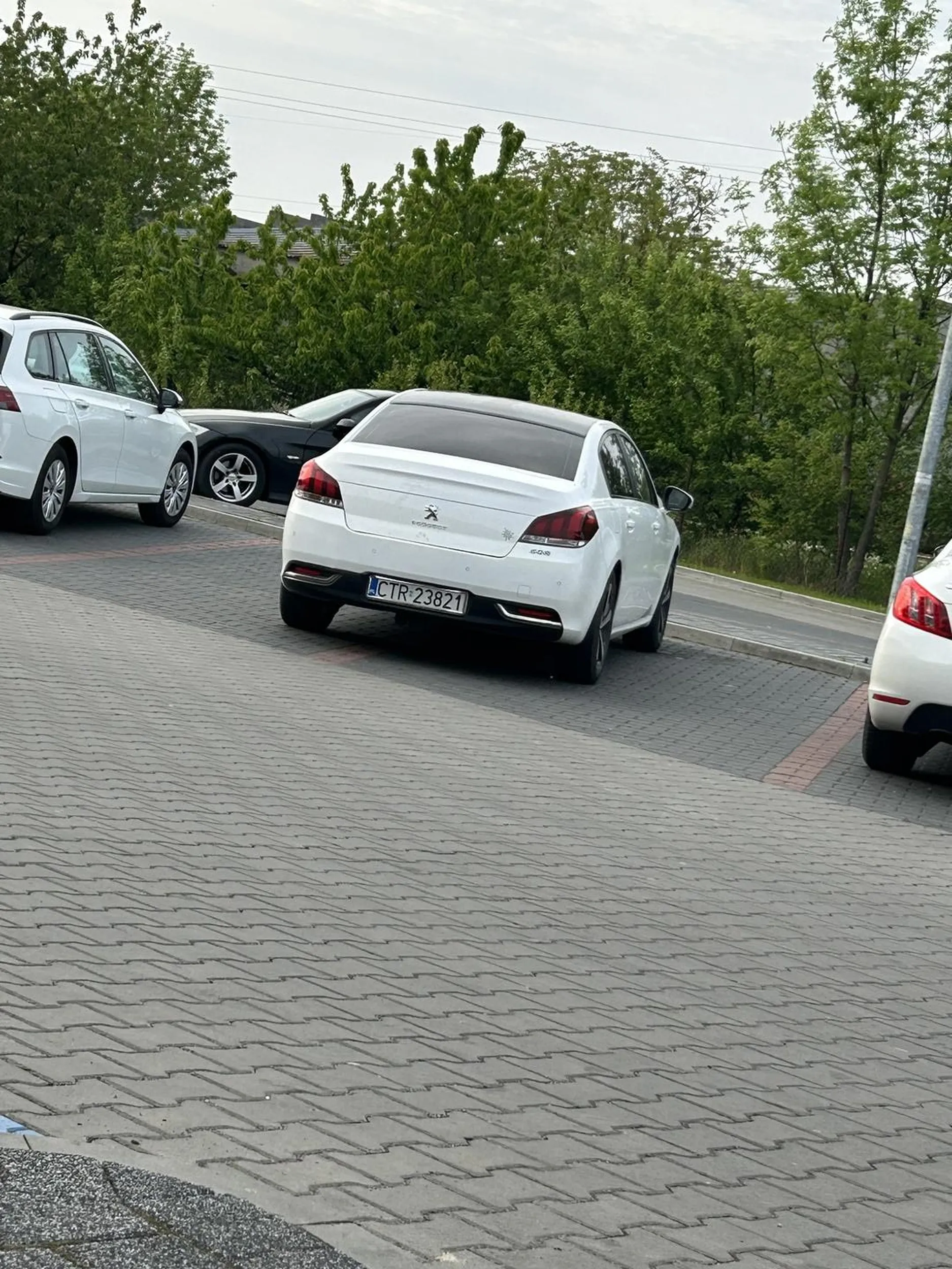 ul. kosciuszki 75. Pani w bialym pezot 508 zajela dwa miejsca parkingowe uniemozliwajac innym uczestnikom ruchu drogowego zaparkowania pojazdu pod makdonalt.