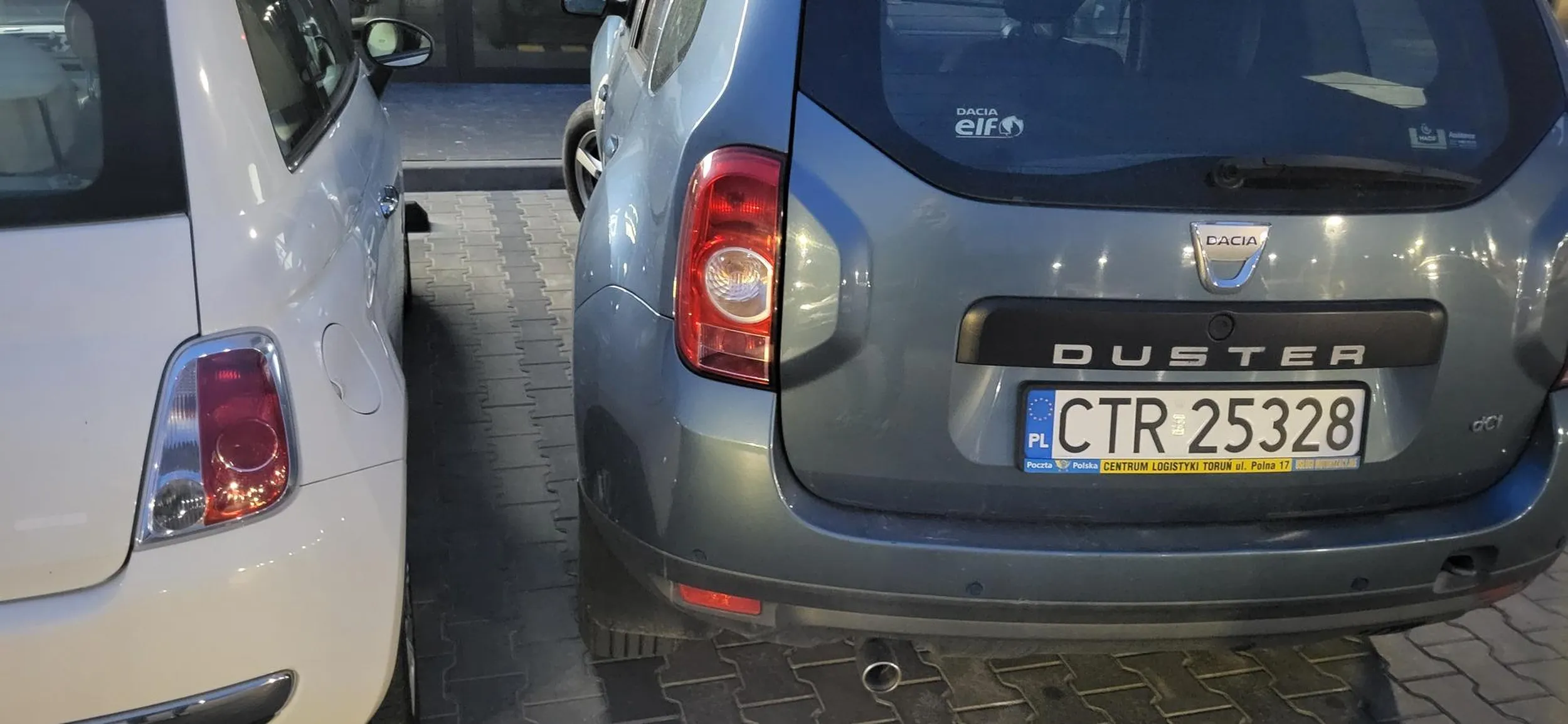 Ewidentnie kierowca nie potrafi parkować.