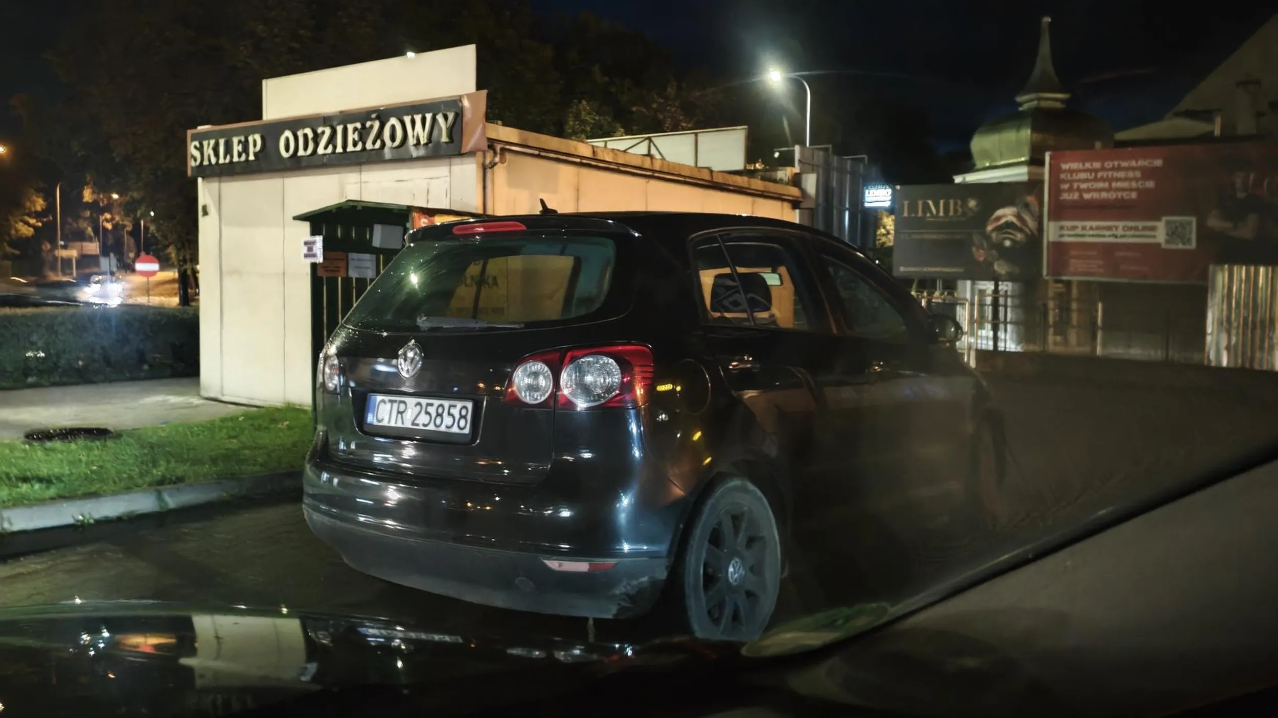 Jeb... deb.. ustał na środku wyjazdu z parkingu Netto w Chełmży