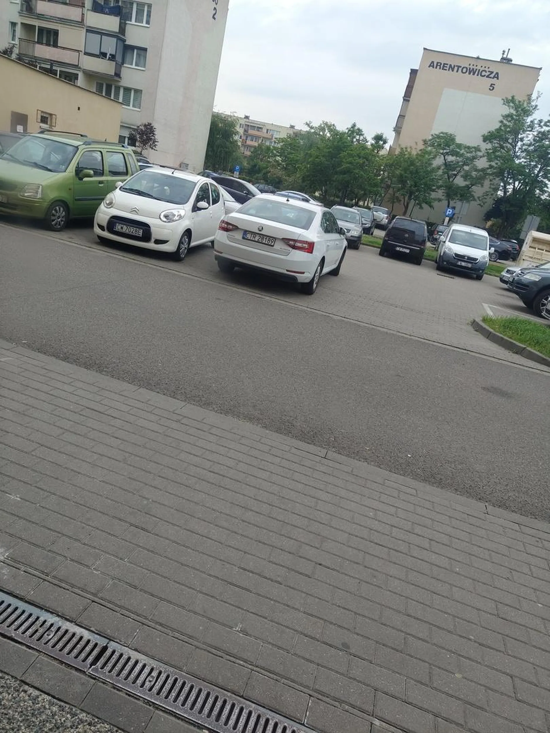 Parkuje przy Wiejskiej 20 tak ze ani wjechać ani wyjechać... Oby ktoś nie wyrobił ;)