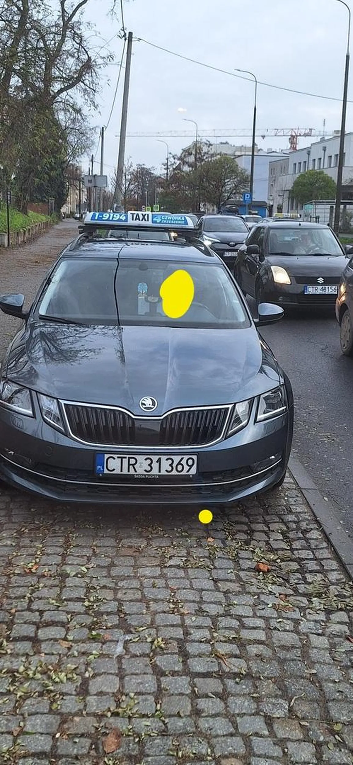 Szeryf drogowy celowo podjeżdża pod drzwi i uniemożliwia wejście do samochodu