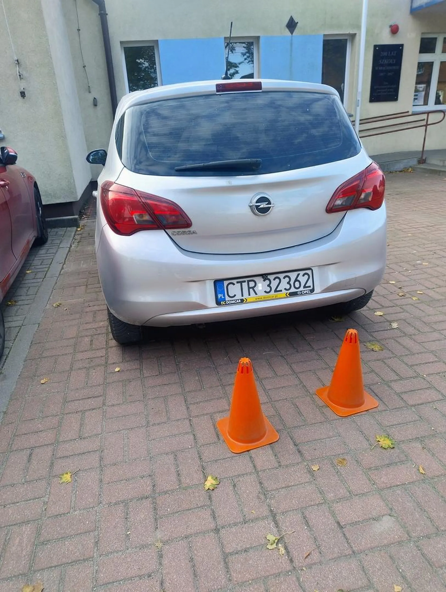 Pani kierująca świetnie parkuje przed placówką publiczną