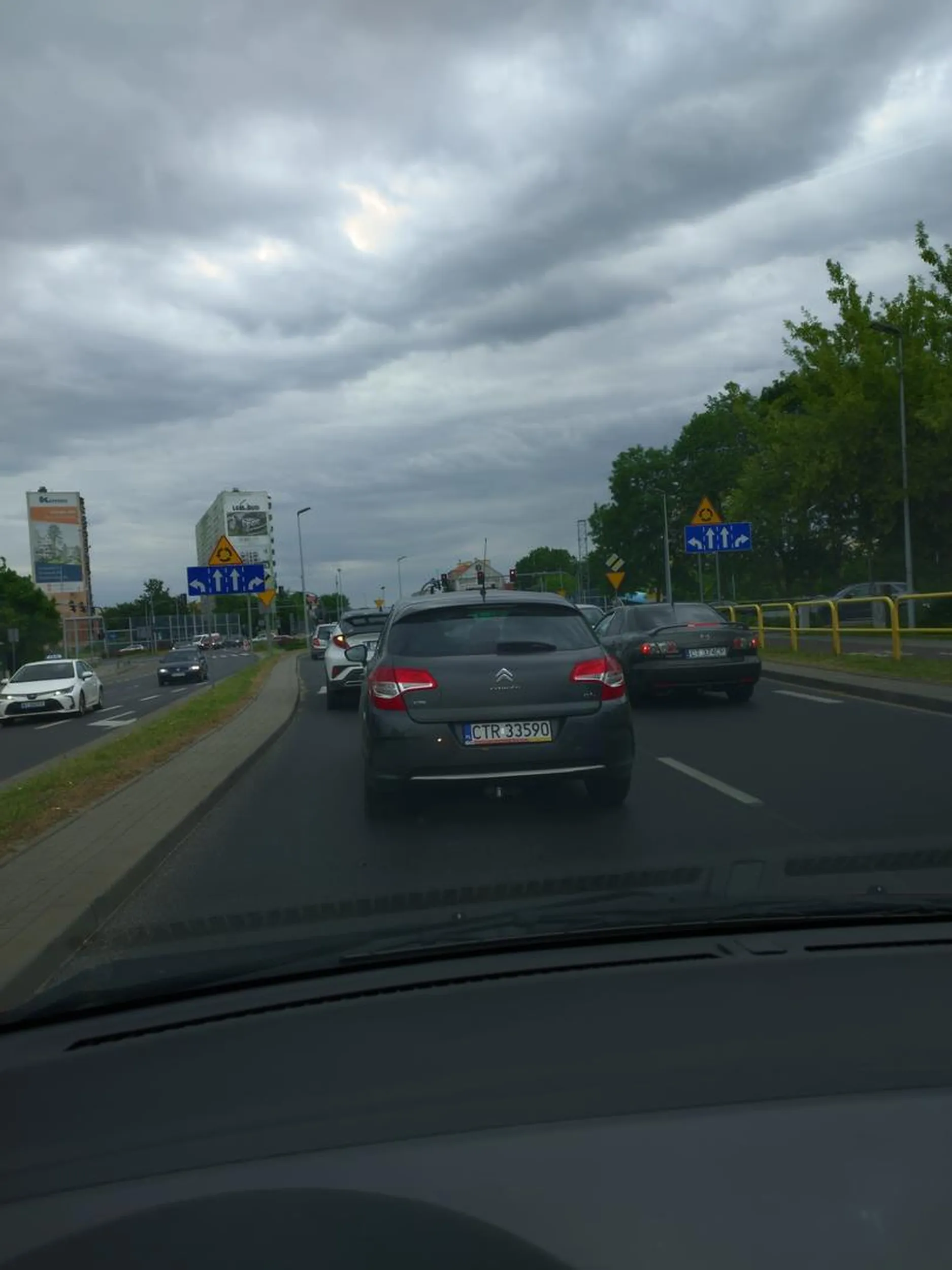 Młoda maDka Polka 800+ jedząca lody z McDonalda za kierownicą (patrząc po liczbie bachorów nie tylko lody lubi) nie wie co to za znak ustąp pierwszeństwa przejazdu i wymusza pierwszeństwo, bo jej się to po prostu należy.