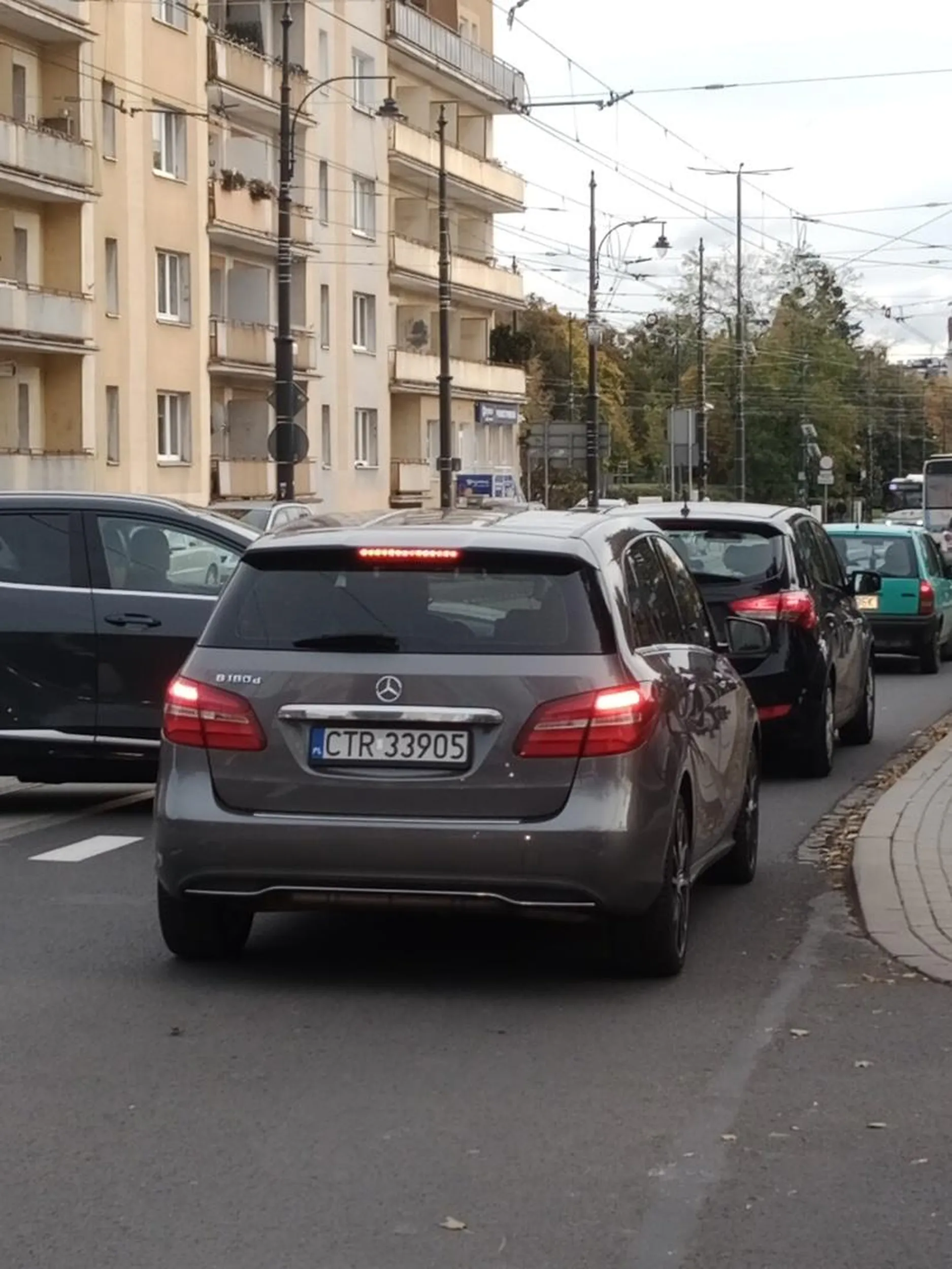 Królowo w Mercedesie, piesi mają pierwszeństwo na pasach. Mam nadzieję, że następnym razem Policja Cię nagrodzi bonem prezentowym.