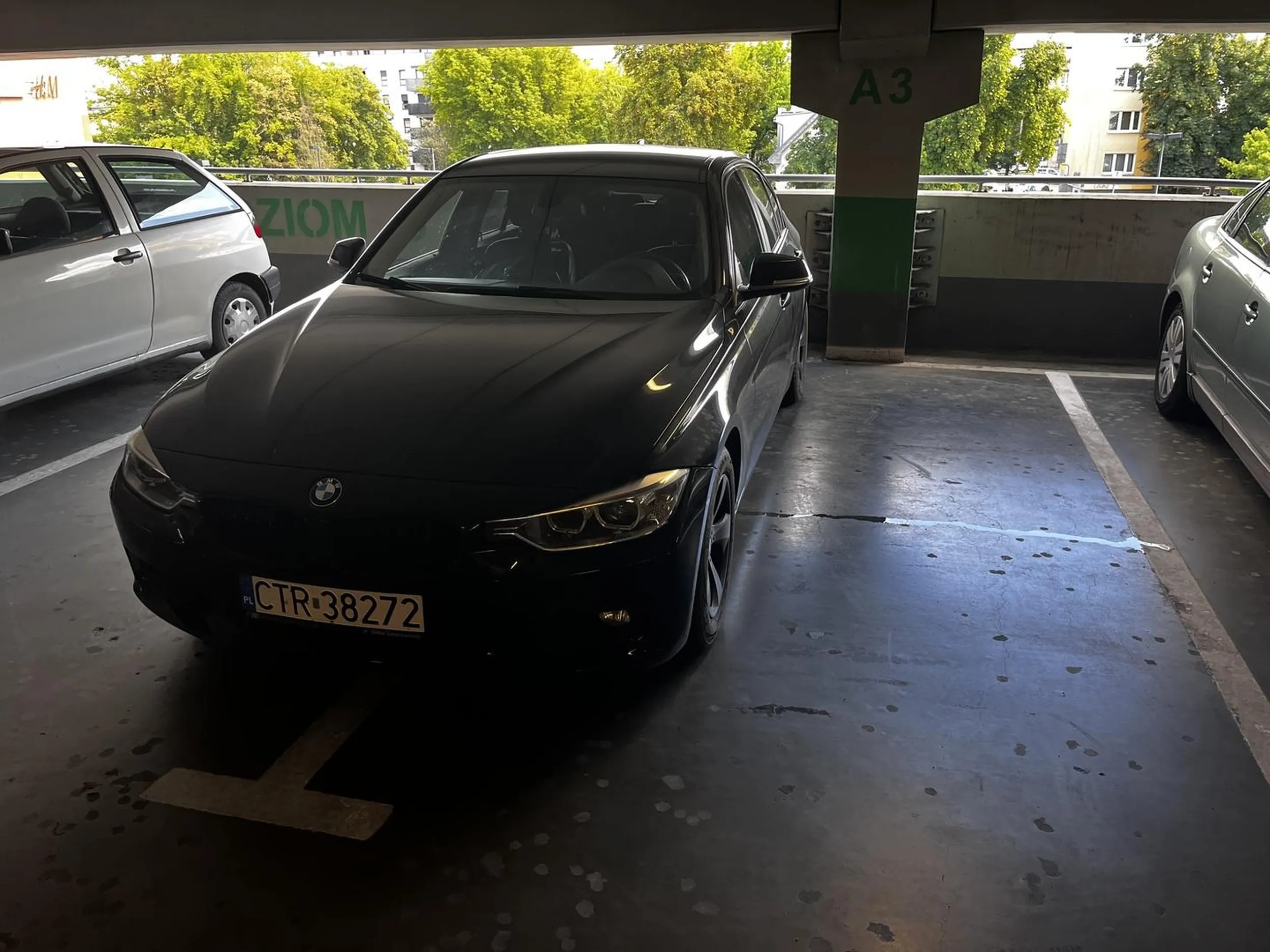 Pan stanął sobie na dwóch miejscach dodatkowo cieknącym samochodem