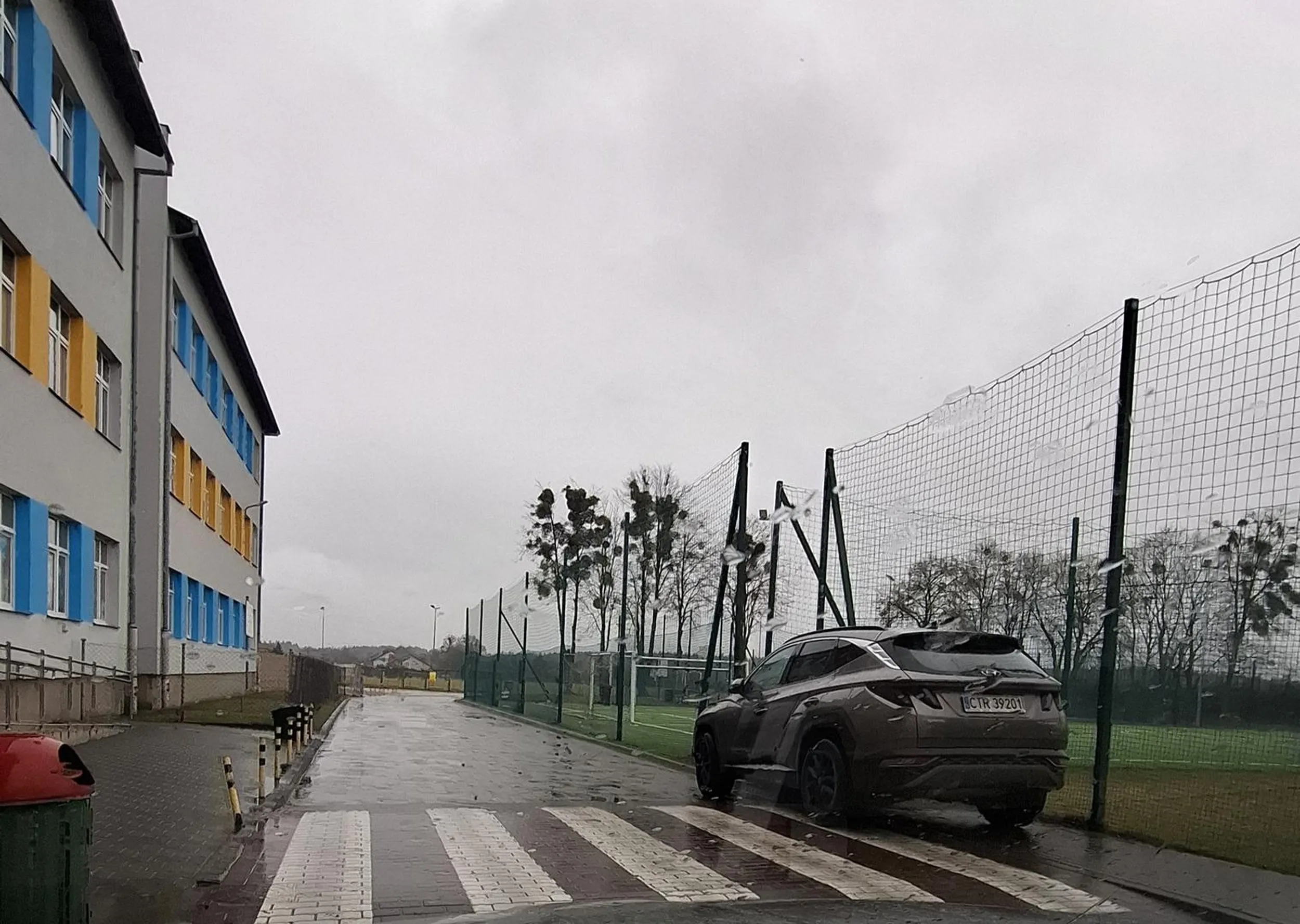 Nagrodę Darwina otrzymuje kierowca tego hyundaia, który zaparkował na pasach przed szkołą