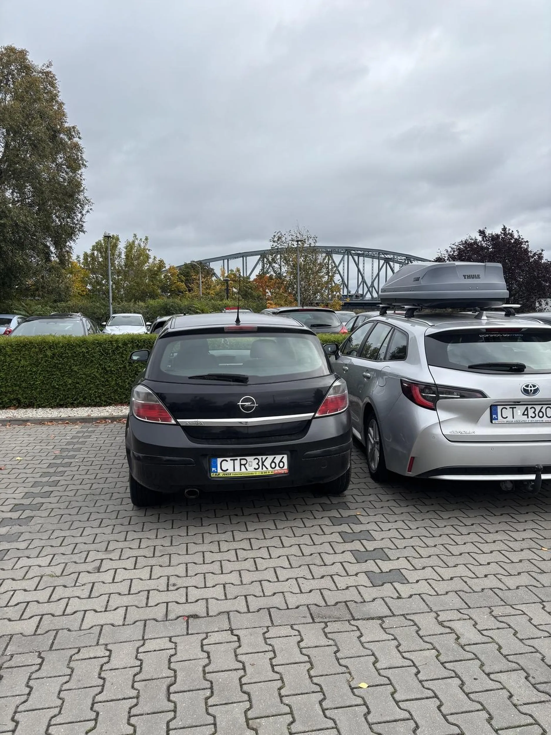 Może rozłóż sobie jeszcze czerwony dywan jak potrzebujesz tyle miejsca żeby wysiąść?