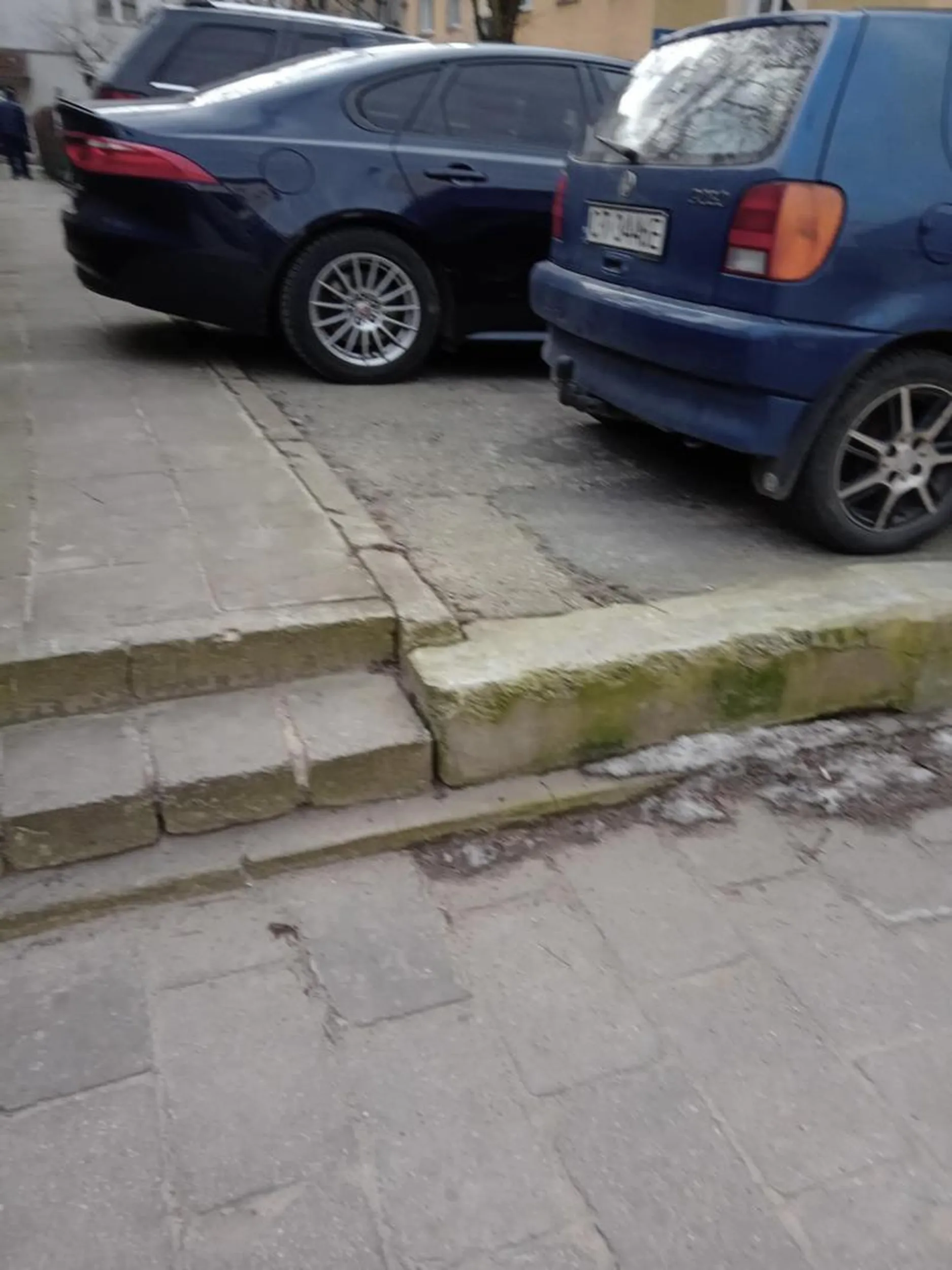 Parkuj tak, żeby nie zasłaniać ćwierci chodnika.