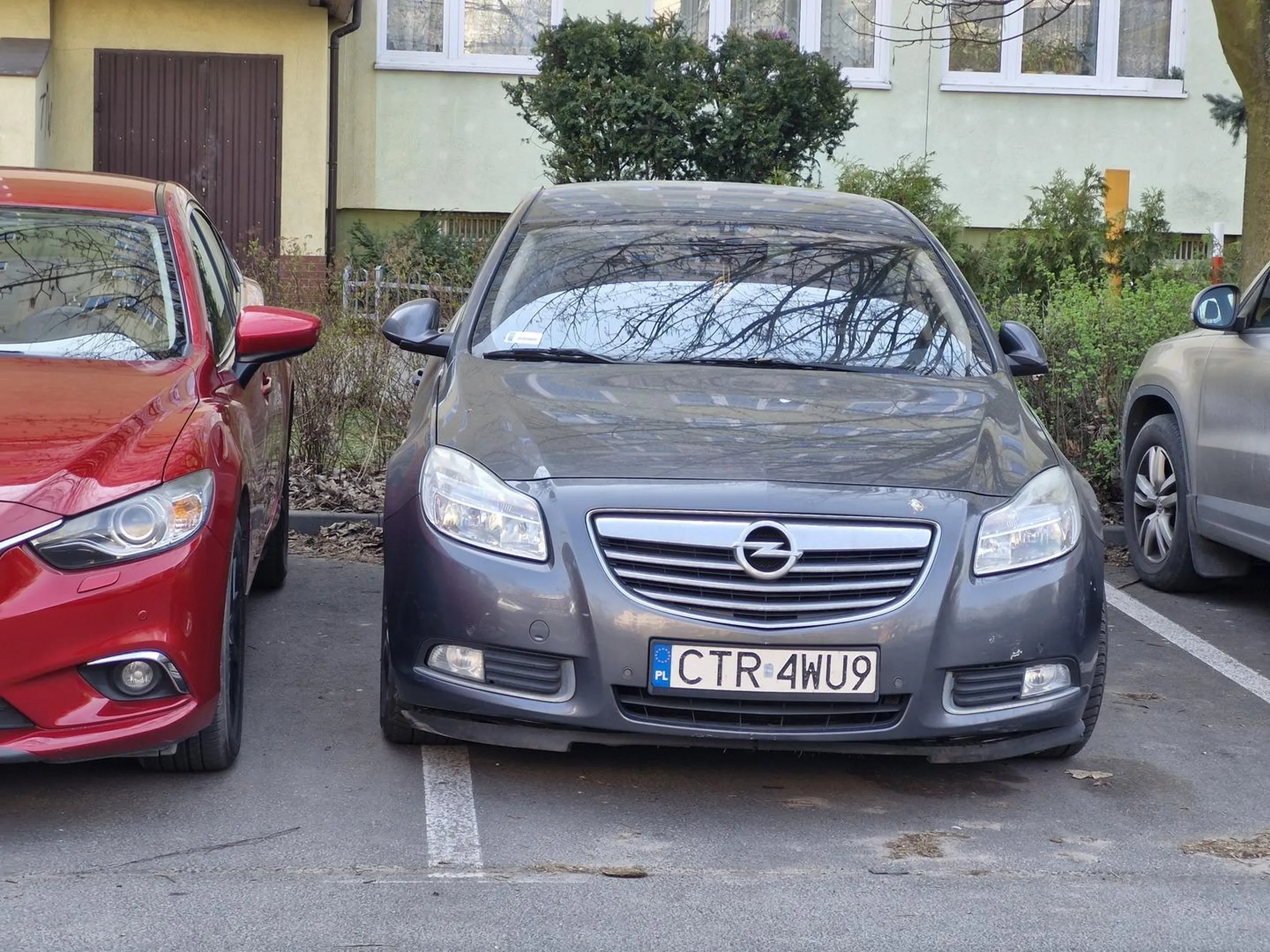 Naucz się parkować! Nie po to buduje się duże parkingi żeby zastawiać i utrudniać dostęp do prawidłowo zaparkowanych pojazdów.