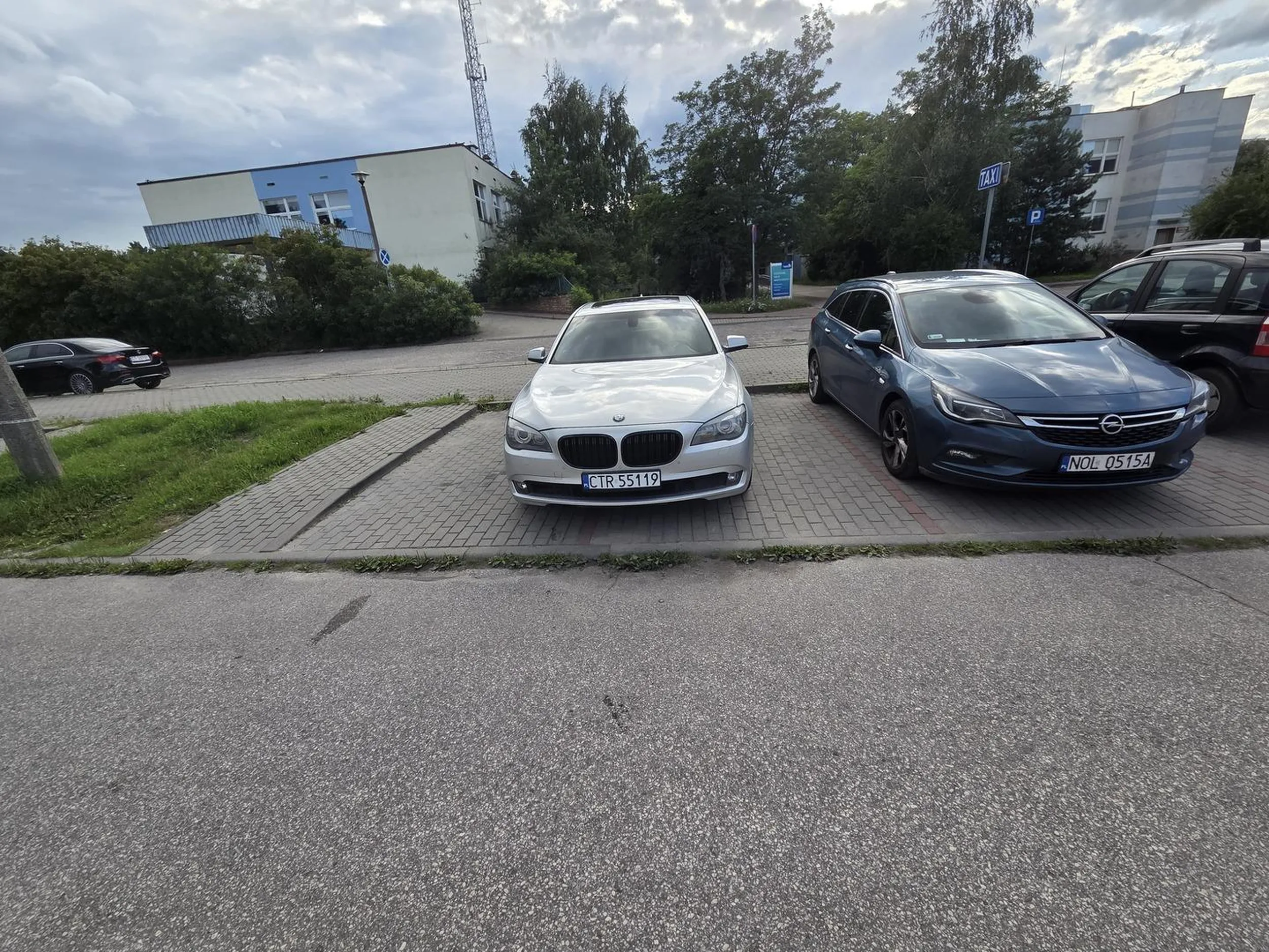 Tacy ludzie powinni płacić podwójne OC za zajmowanie 2 miejsc..