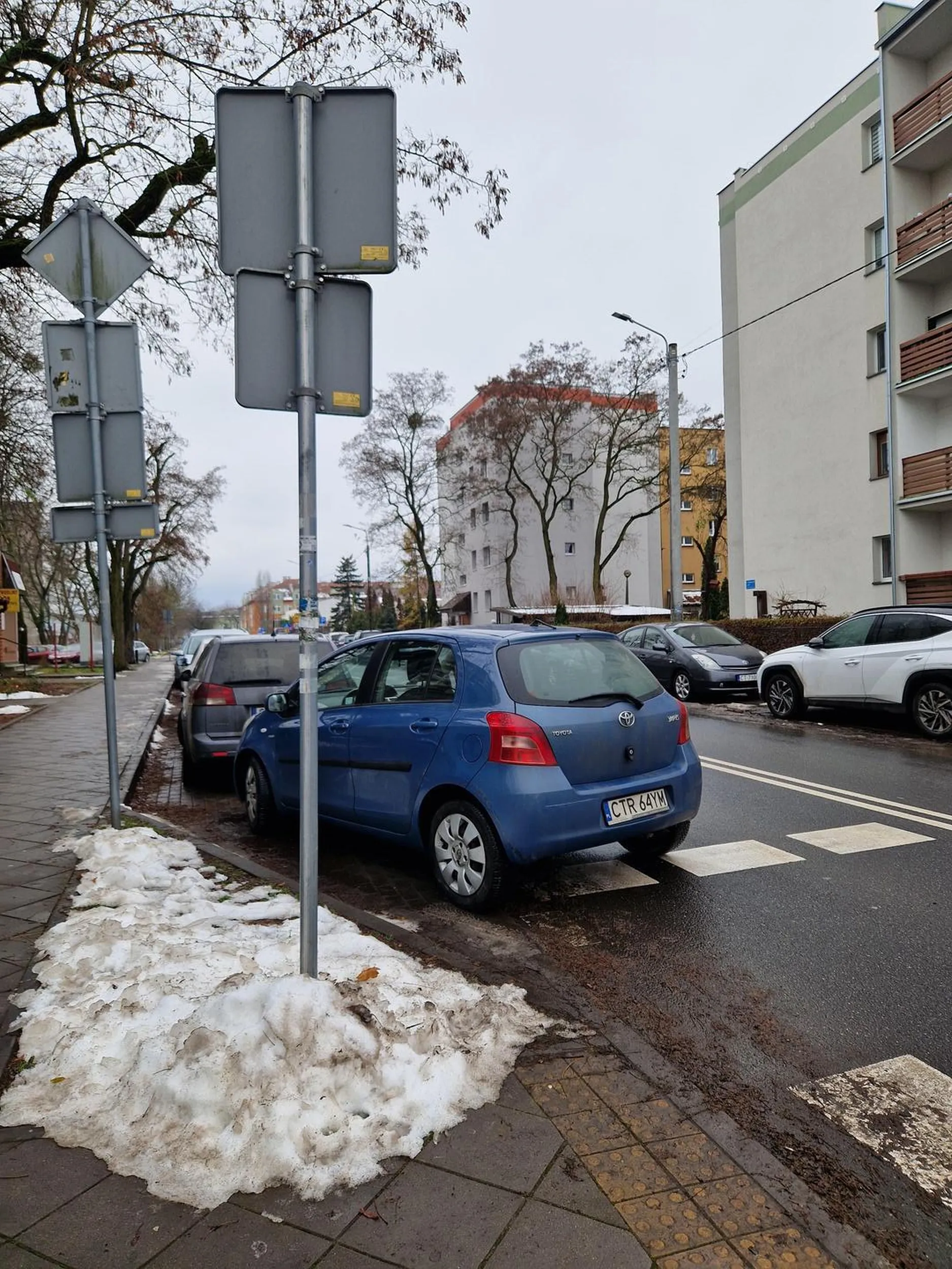 Babeczka nie umie parkowac(parkuje na ulicy)