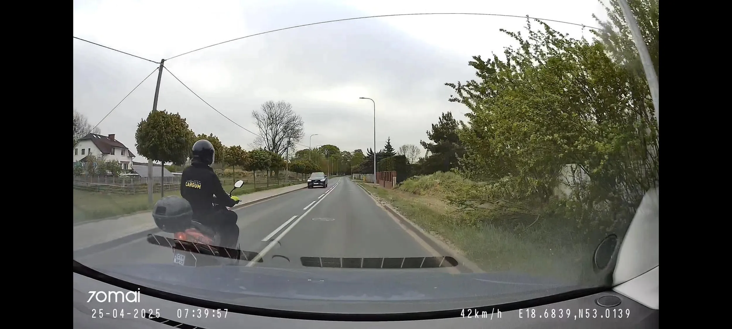 Kamikaze na skuterze wyprzedza na czołówkę na zakazie wyprzedzania.