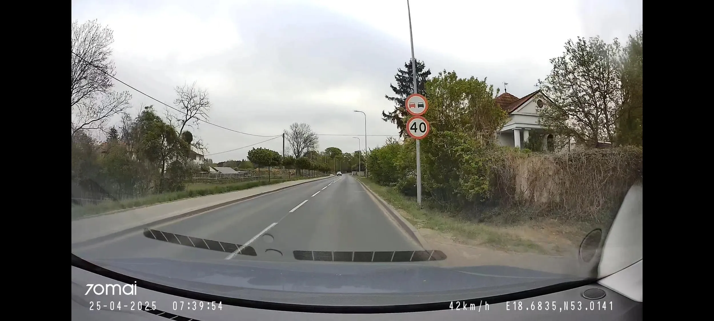 Kamikaze na skuterze wyprzedza na czołówkę na zakazie wyprzedzania.