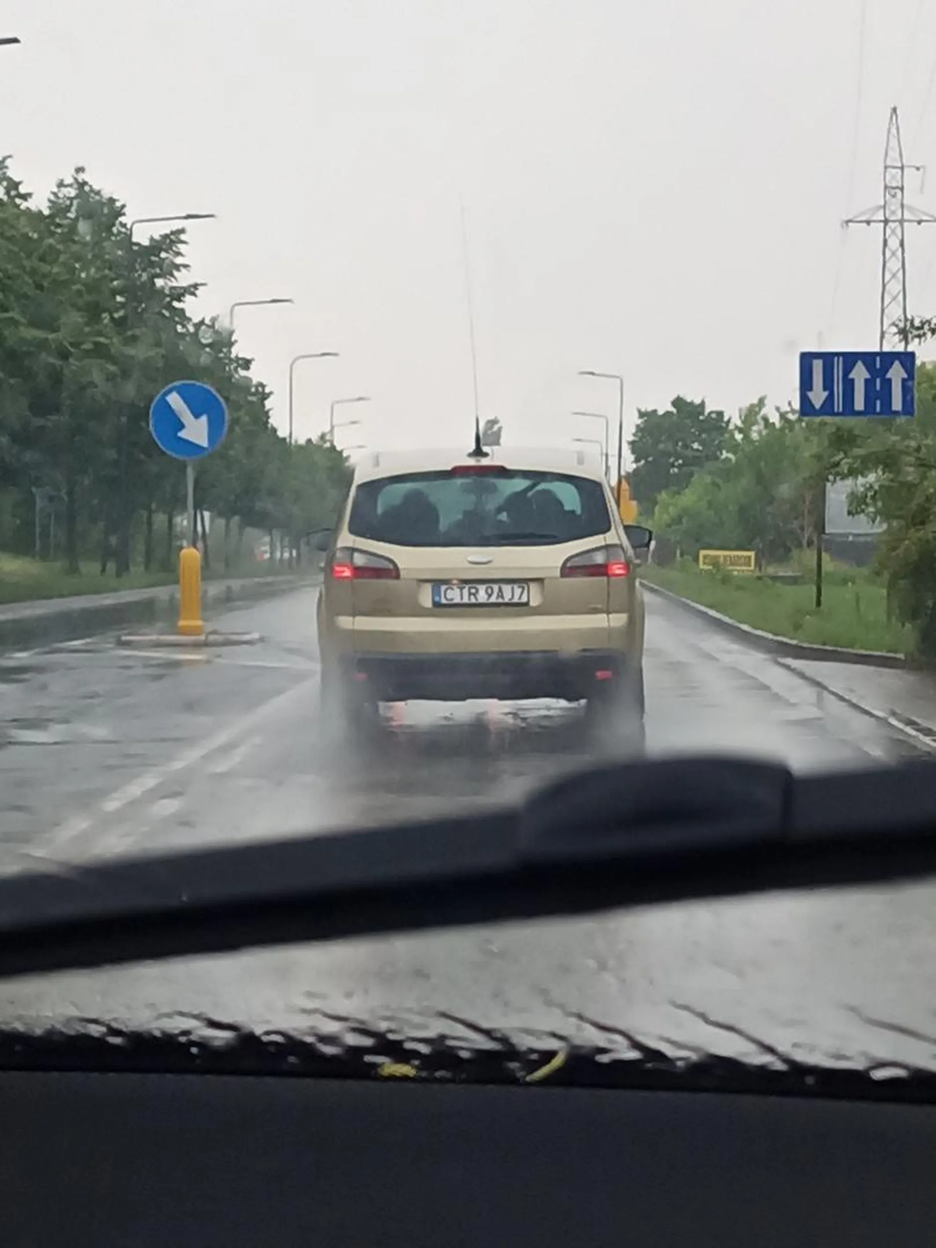 Kierowca jeździ w deszczu i wyprzeda na  trzeciego, jedną ręką wycierając przy okazji parującą szybę. W lusterku wstecznym widziałem jakąś nieokreśloną białą substancję pod jego nosem. W dodatku zmienia pas na przejściu dla pieszych. W samochodzie ma całą rodzinę oraz dziecko w bagażniku (nie wiadomo czy jego, czy uprowadzone)