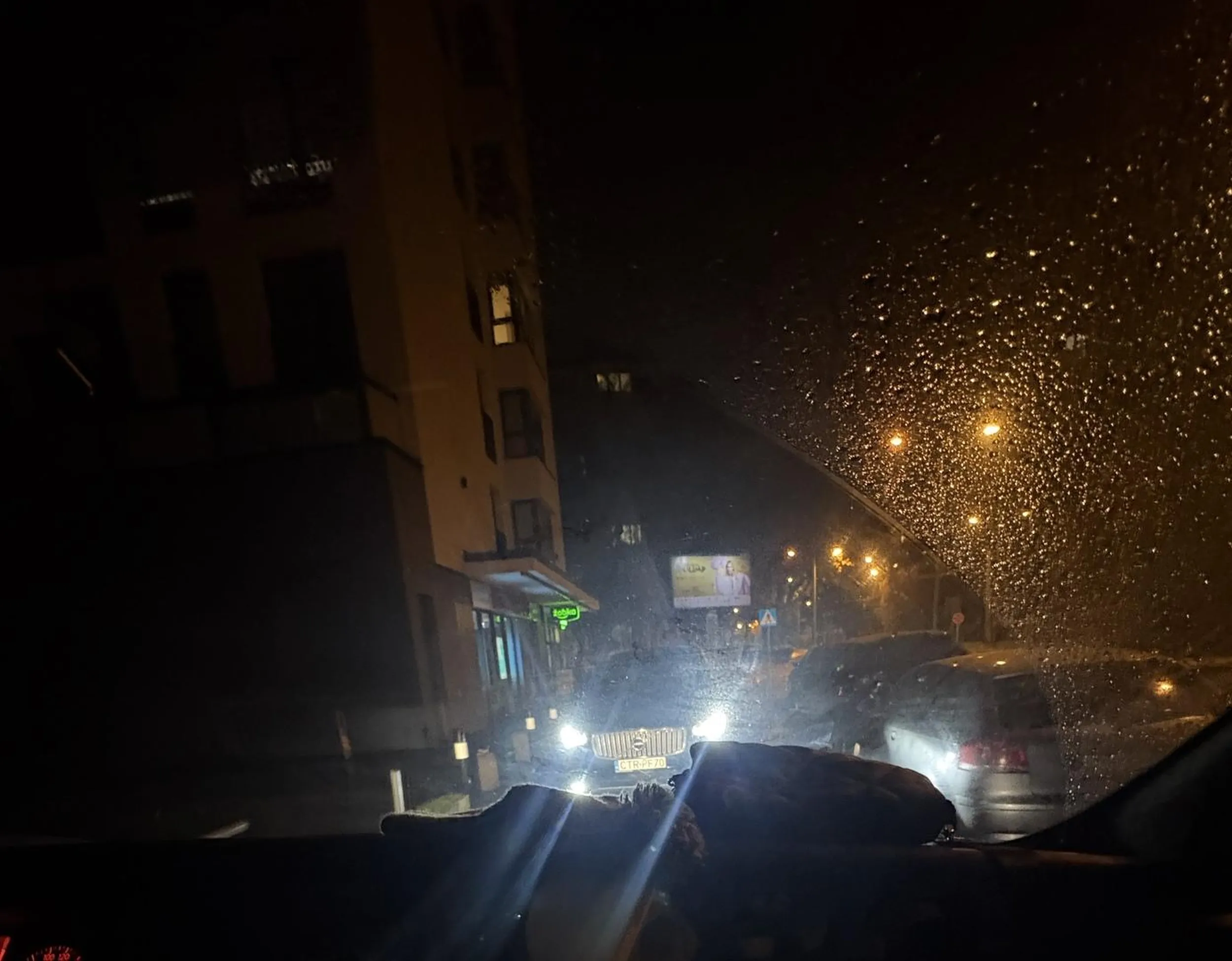 Blondynko z volvo naucz się znaków a potem wsiadaj do samochodu i uważaj jak wpychasz się na chodnik