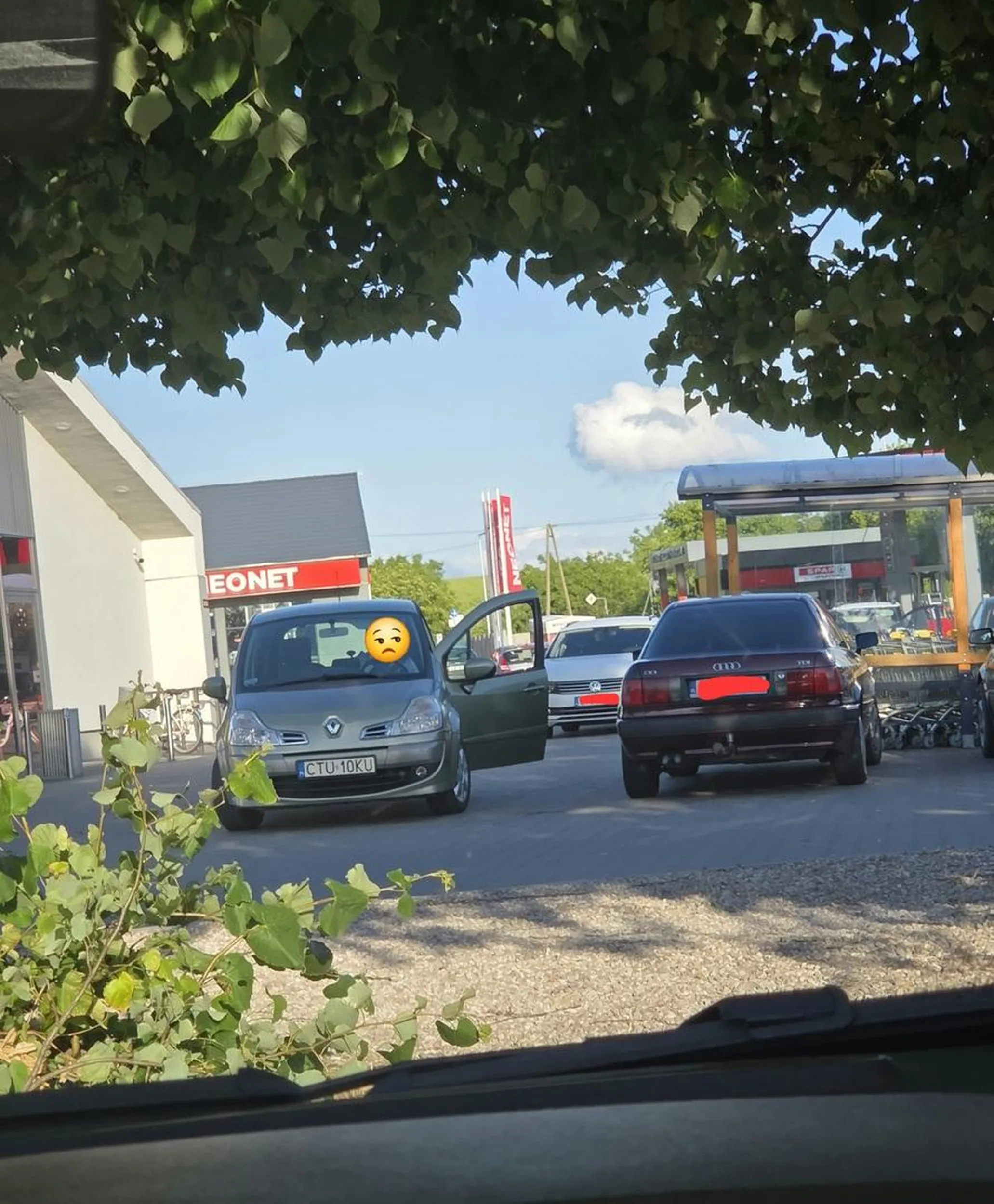 Widocznie przy biedronce jest zbyt mało miejsc parkingowych i owy pan sobie staje gdzie popadnie.