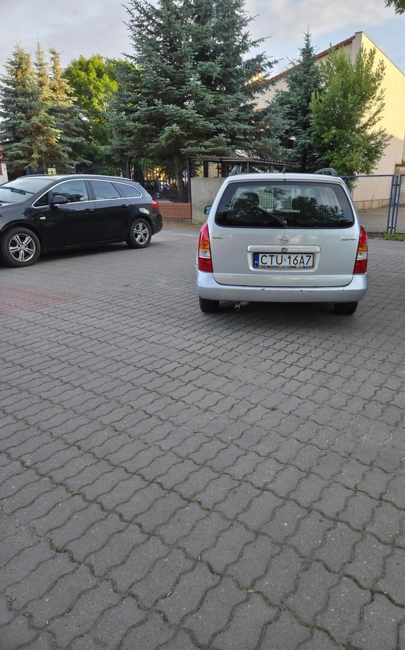 Nie ma to jak blokować WYJAZD i zmuszać innych do cofania wjazdem, a obok parking z darmowym, godzinnym biletem. Paranoja.