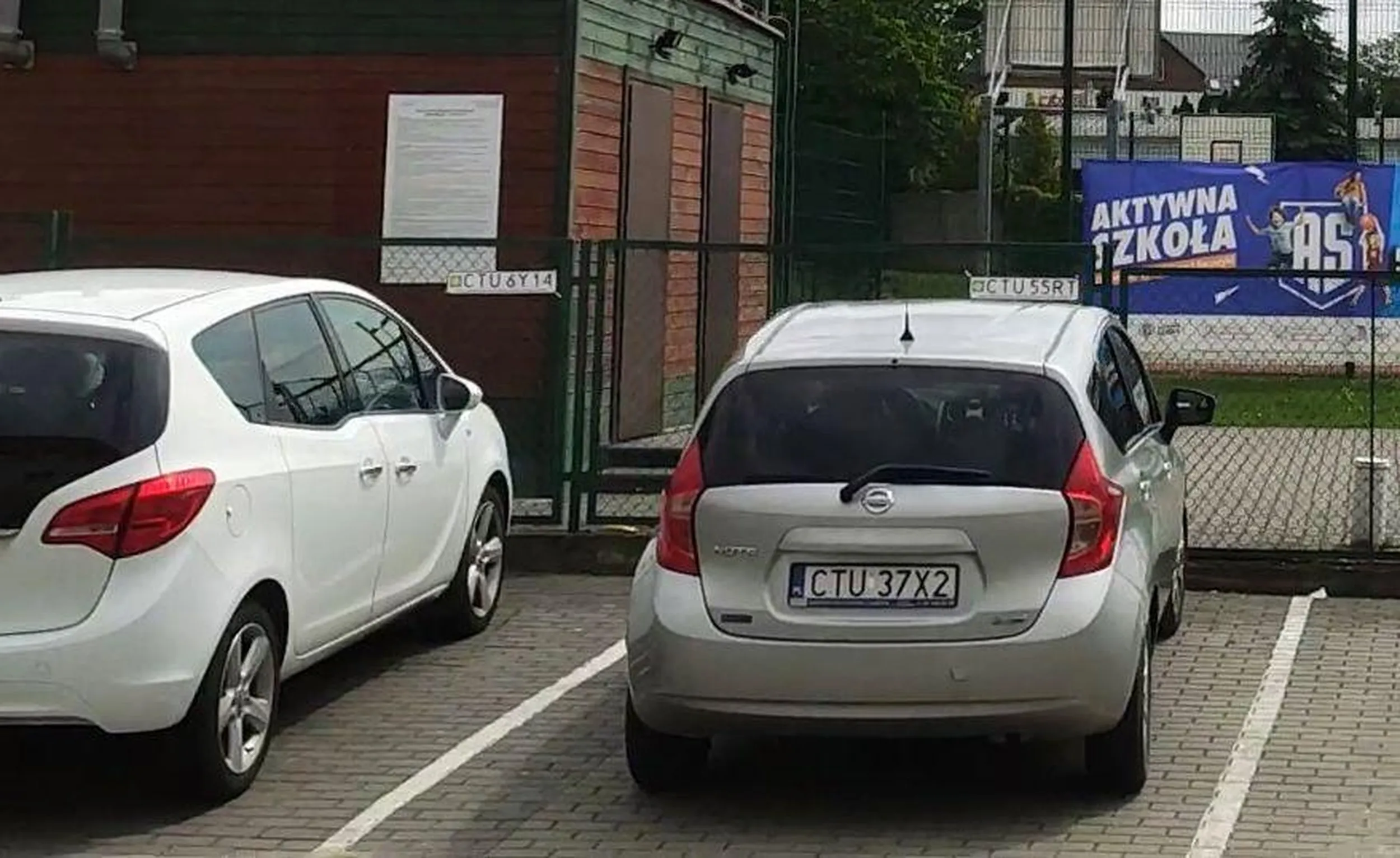 Znowu to samo... Facet z premedytacją zajmuje moje miejsce parkingowe - na płocie nadal wiszą tabliczki z numerami rej.