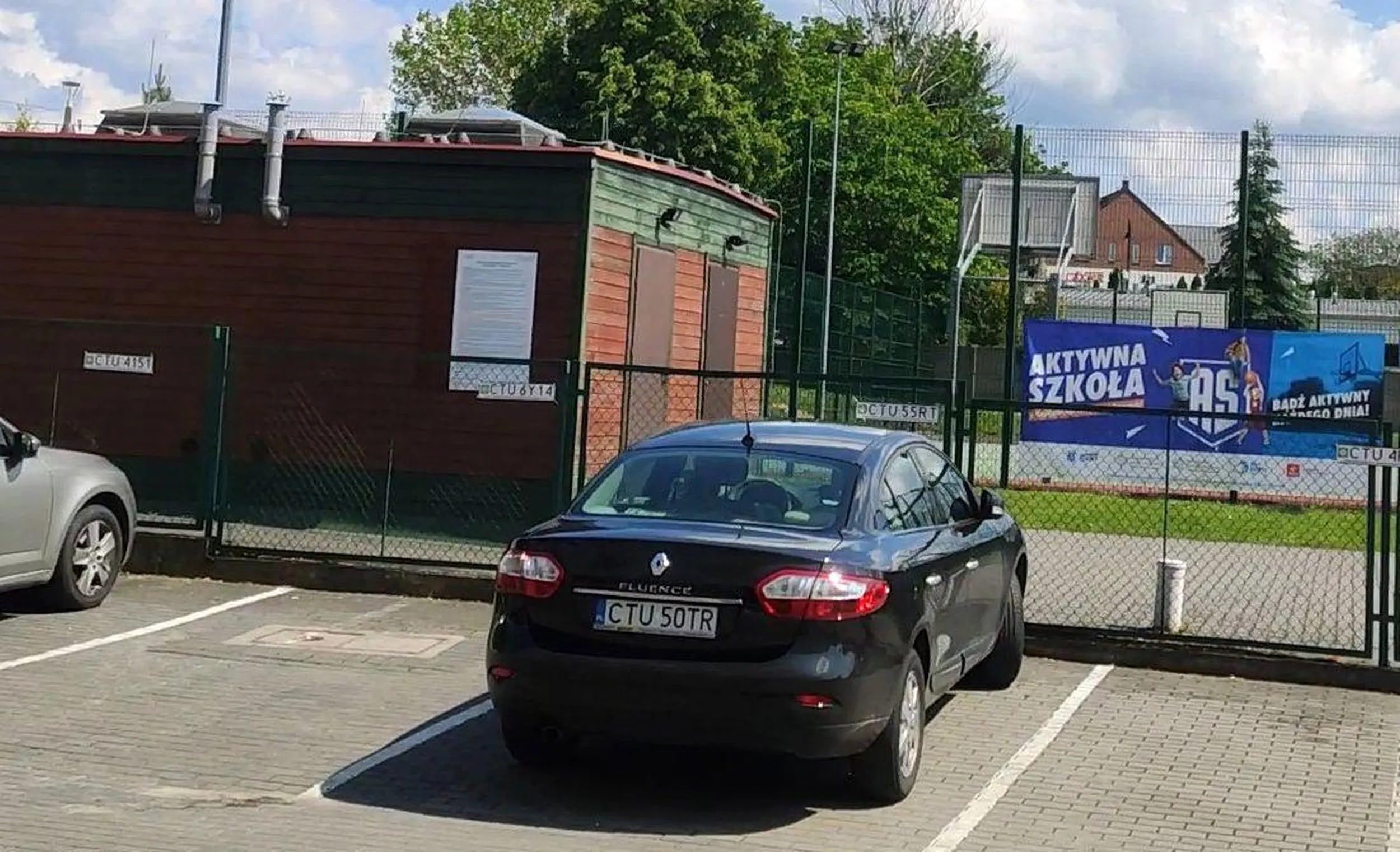 Nie wiem kto to, ale zaciekawiło mnie, że stawia auto na nieswoim miejscu. Słabo... Widzę, że nie jestem pierwsza.