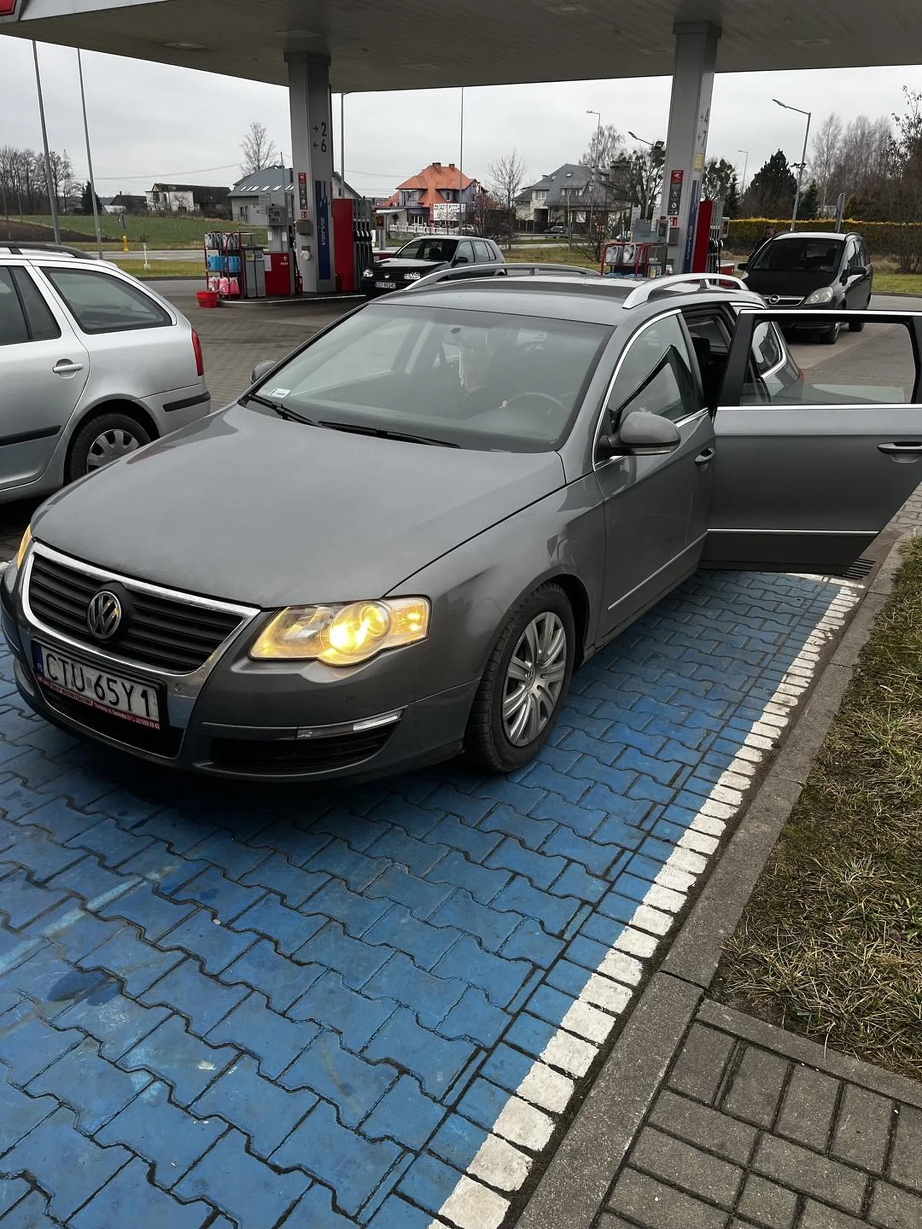 Uciekłem z jego majtek i teraz szuka mnie jeżdżąc passatem b6 w okolicach koscierzyny, zwykle parkuje na miejscach dla inwalidów.