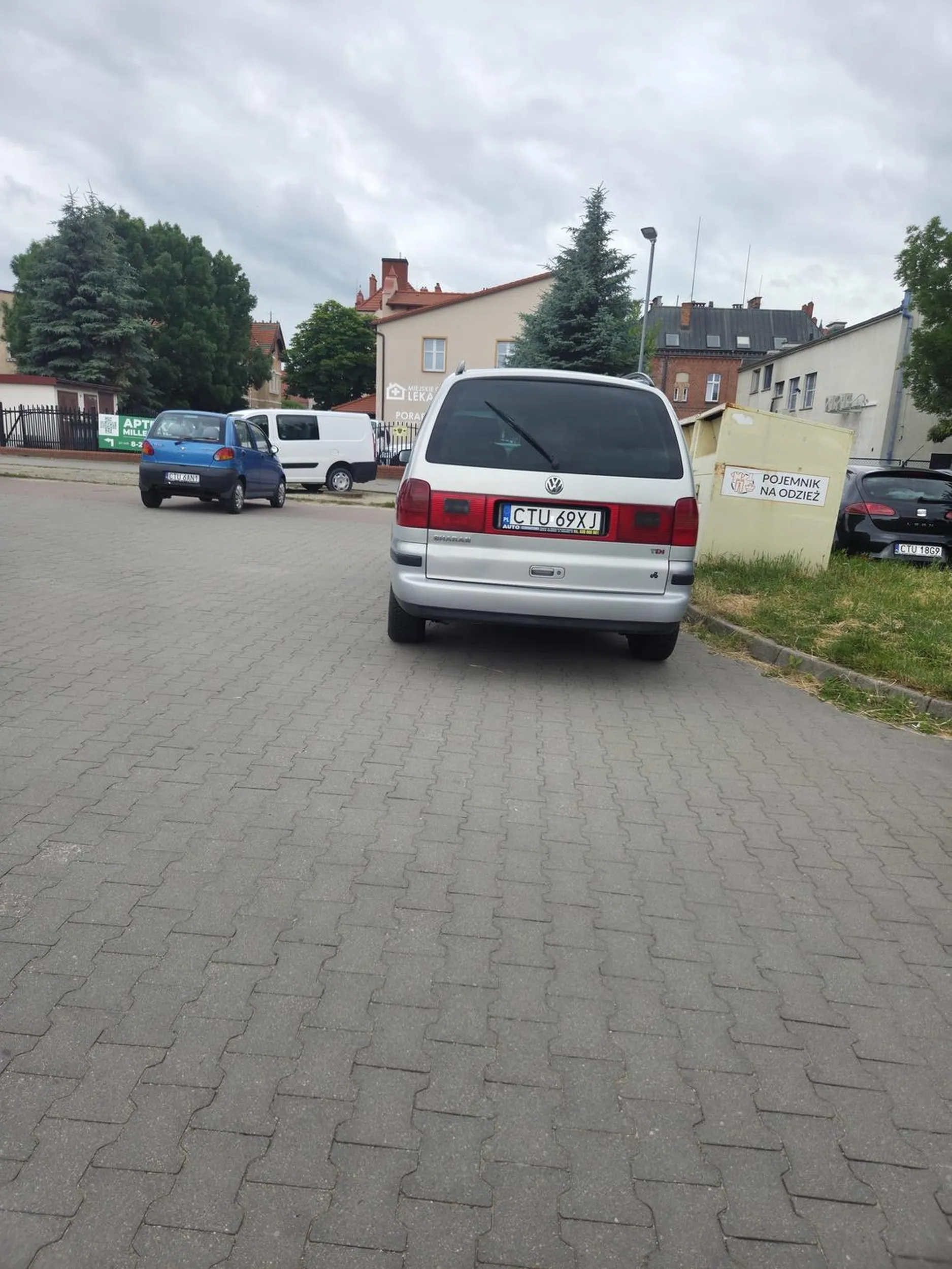 Po co zaparkować prawidłowo na miejscu parkingowym i pobrać DARMOWY bilecik skoro można postawić auto gdzie popadnie...