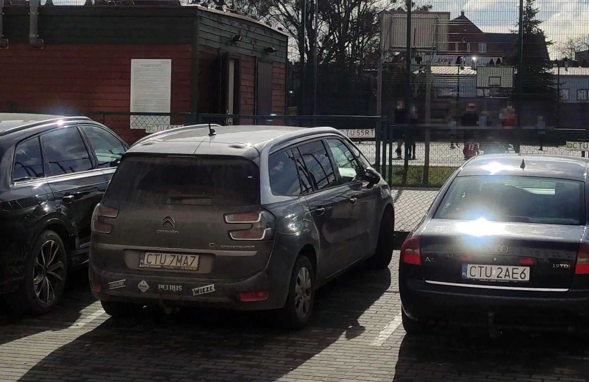 przez tego gnoja nie moglam zaparkowac na moim miejscu. Przyjeżdżam rano do pracy i stoi baran i mi blokuje miejsce. wypad!!!!!