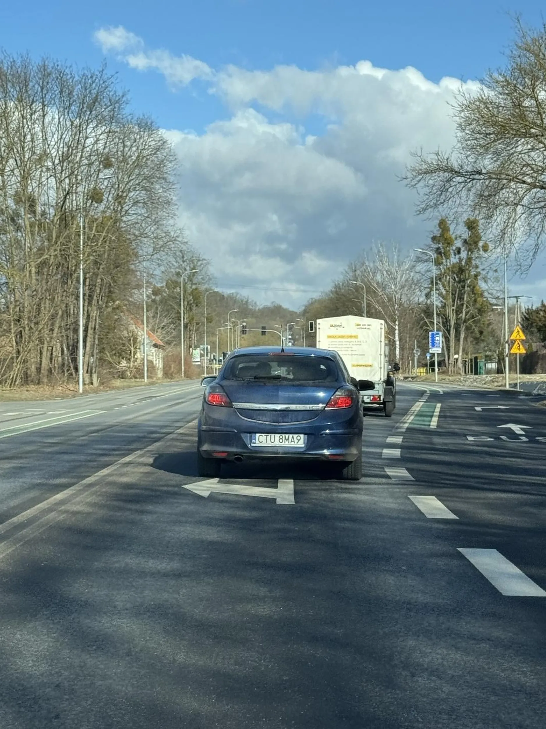 Gościu wymusza, wozi się z kolanami i psikają czymś na szybę