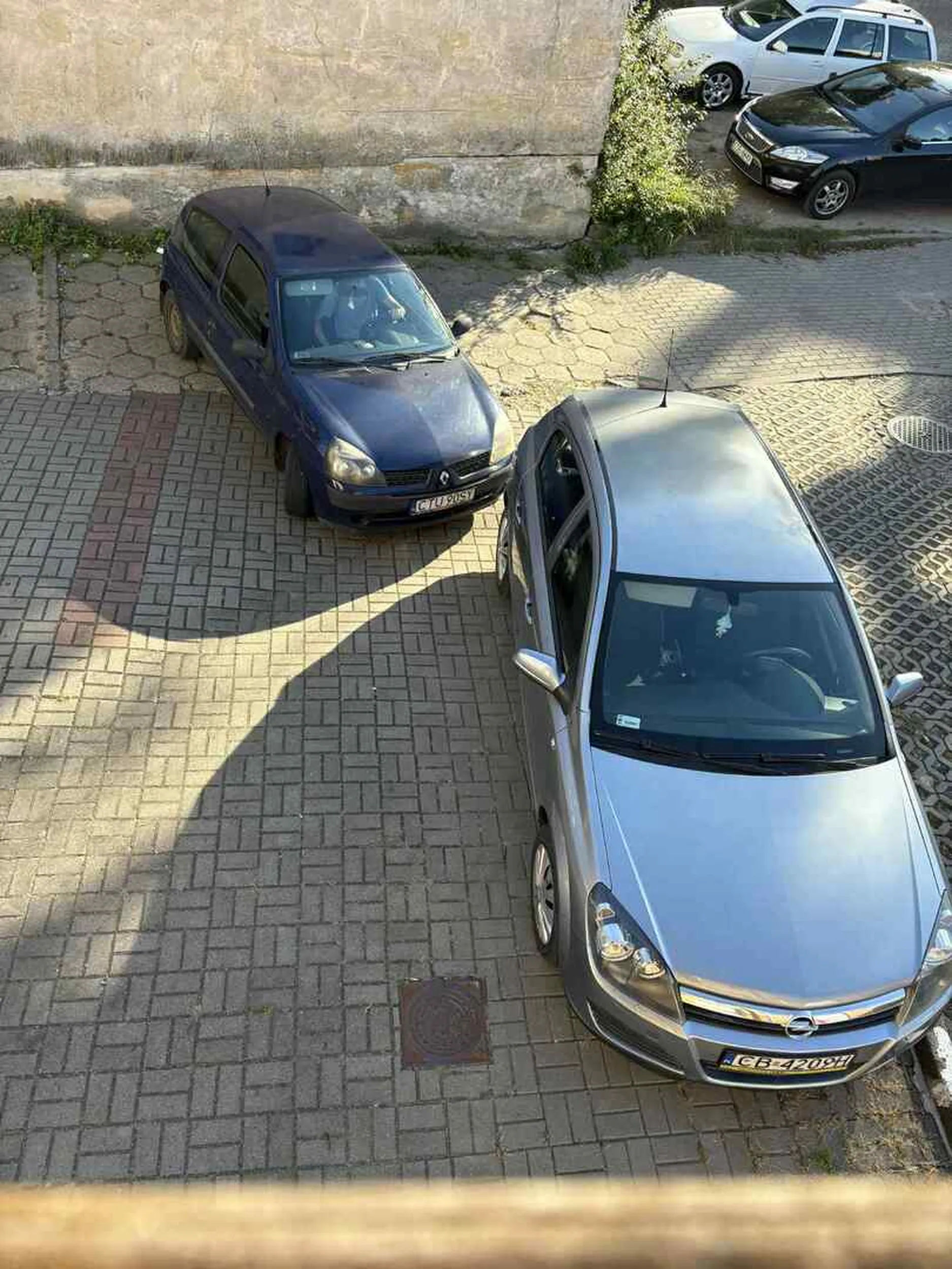 Zarysował auto sąsiadów i bezczelnie uciekł. Miejsca do wykonania poprawnego manerwu było wystarczająco. Brak słów.