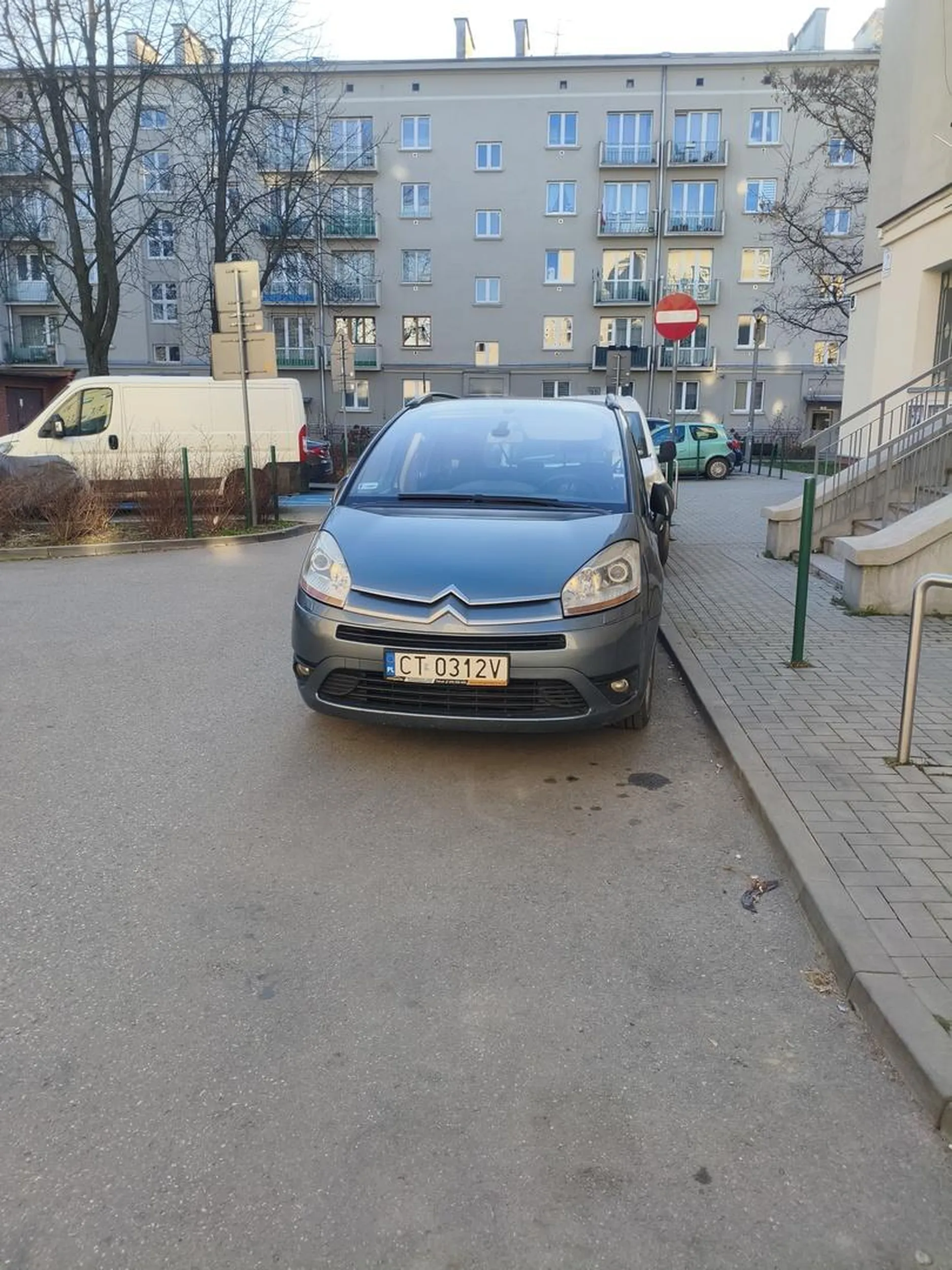 A co tam, stanę tak, żeby straż nie przejechała, z geometrii miałem/miałam pałę, nie wiem co to parkowanie równoległe...