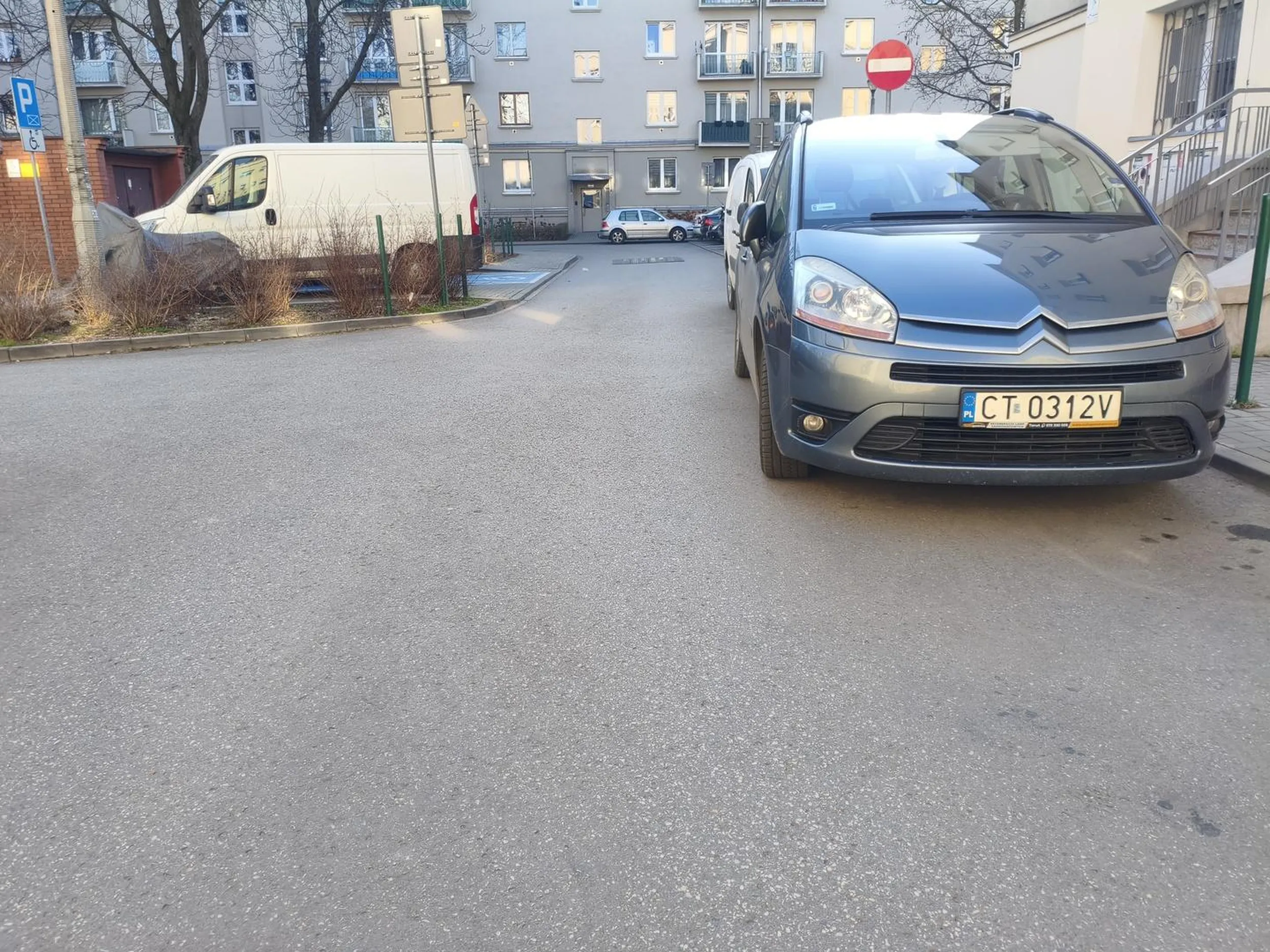 A co tam, stanę tak, żeby straż nie przejechała, z geometrii miałem/miałam pałę, nie wiem co to parkowanie równoległe...