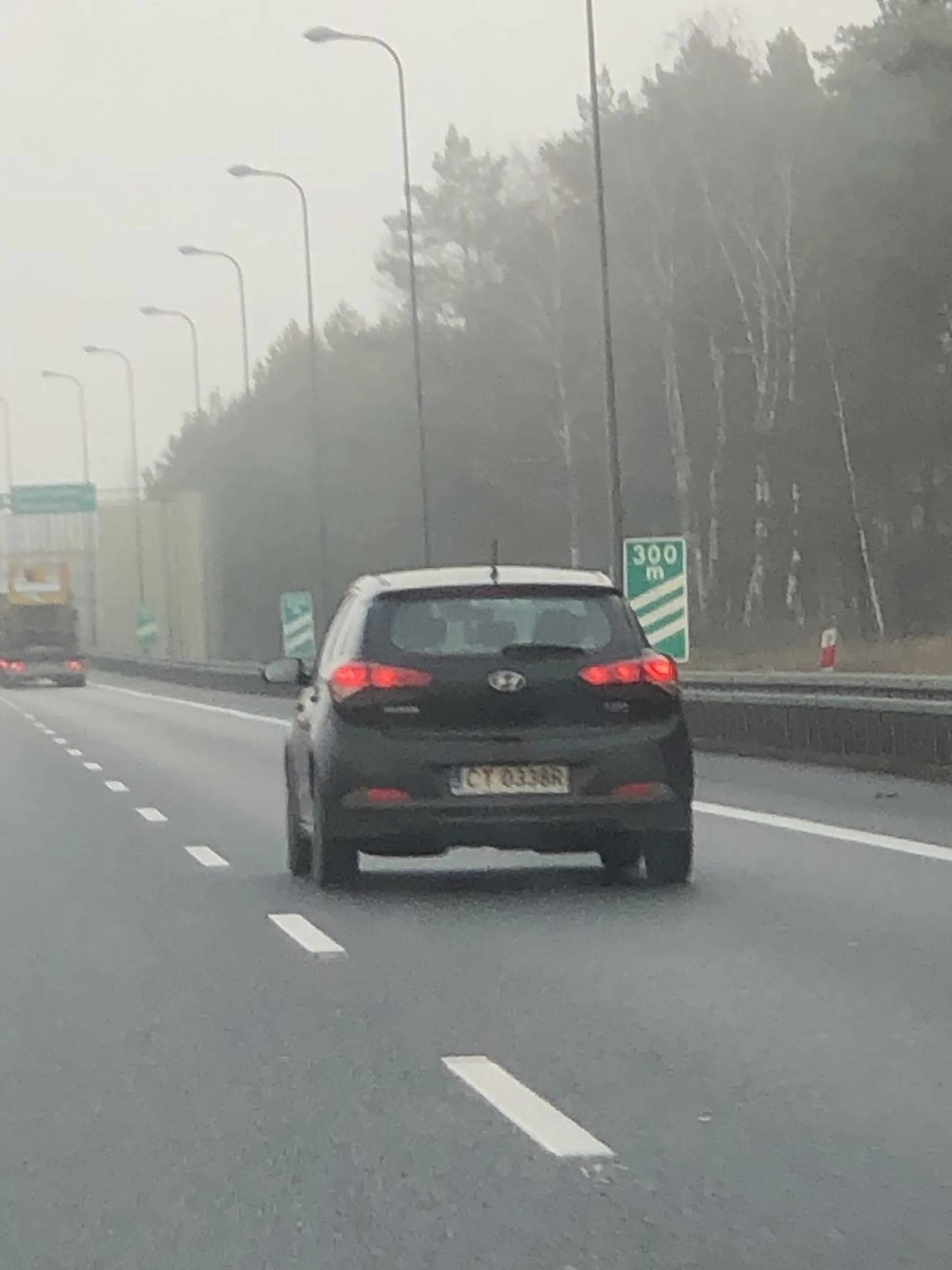 Nie szanowny kierowca wyprzedza prawym pasem S5