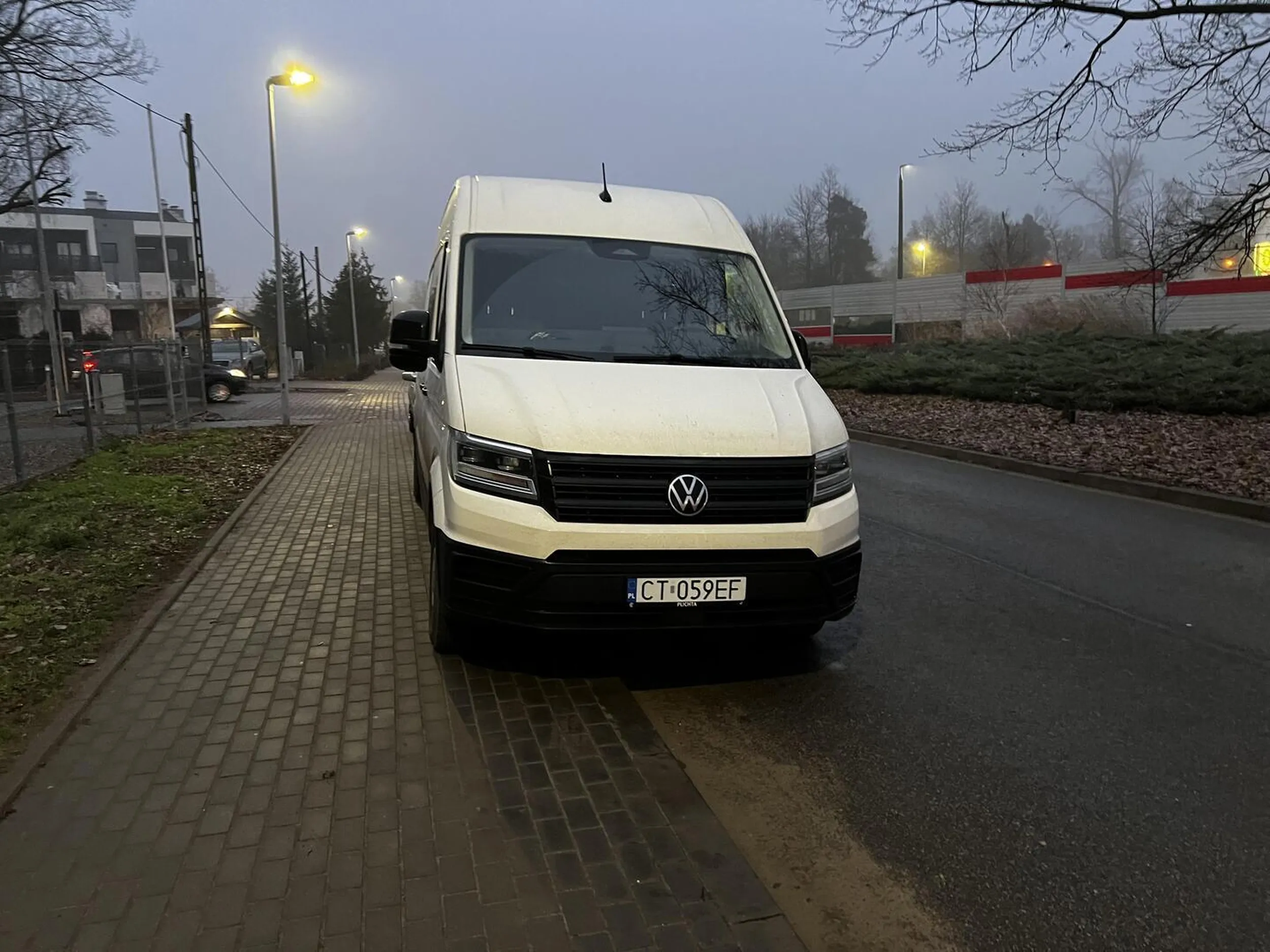 Parkowanie busa 3,5t na chodniku… prawo jazdy za kaczkę?