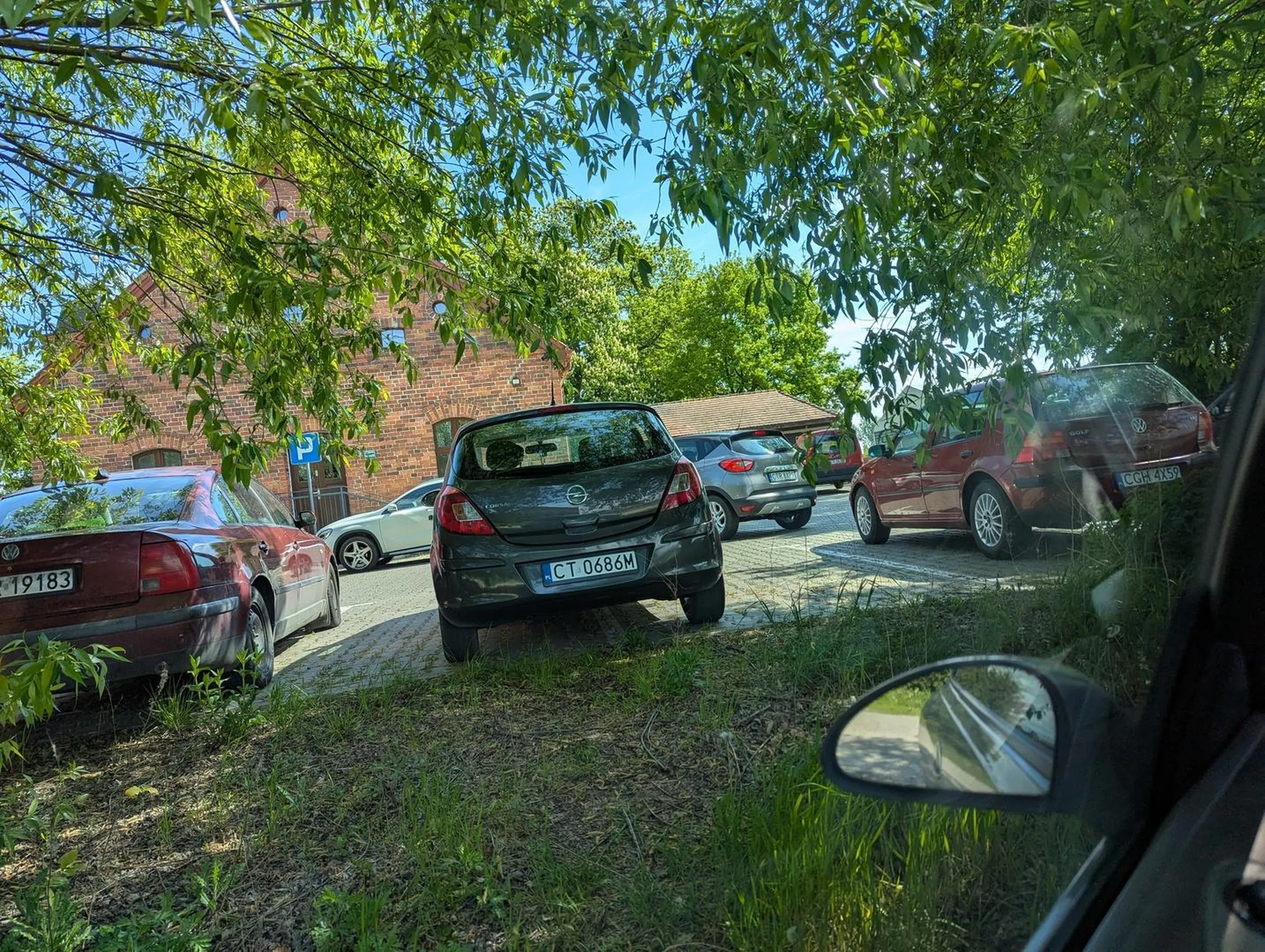 Klasyczek stoi na dwóch miejscach parkingowych