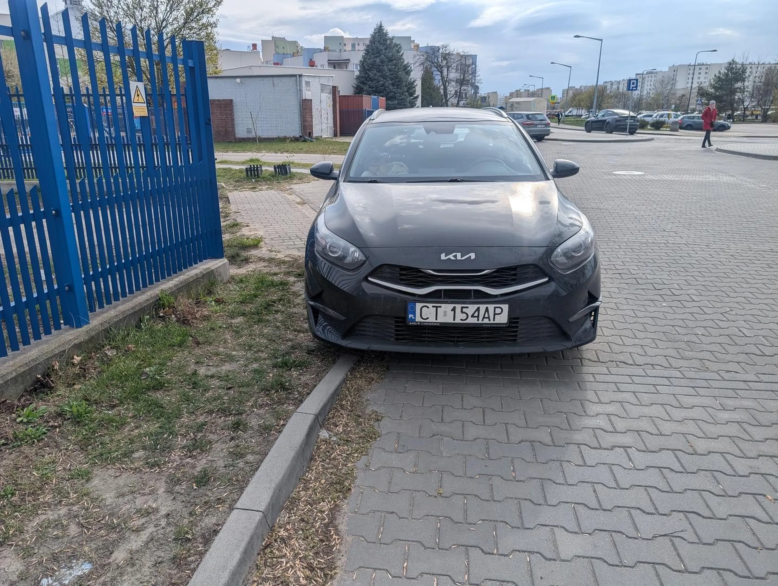 Zaparkował przy wyjściu ze szkoły, a wolne miejsca parkingowe są 10 metrów dalej...
