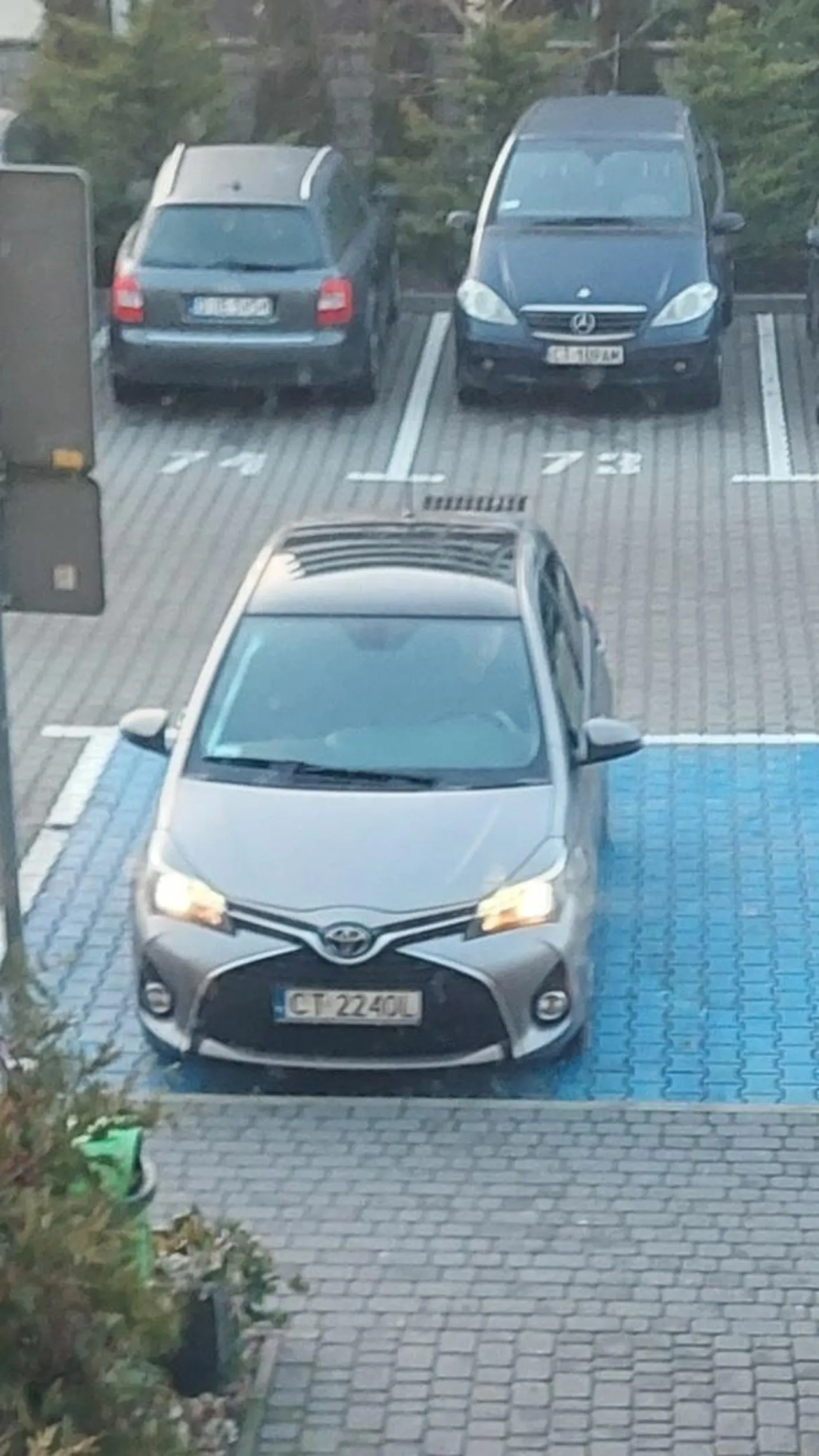 Na samochód pieniądze były ale na prawo jazdy już. Stoi sobie jak gdyby nigdy nic na miejscu dla osób niepełnosprawnych.