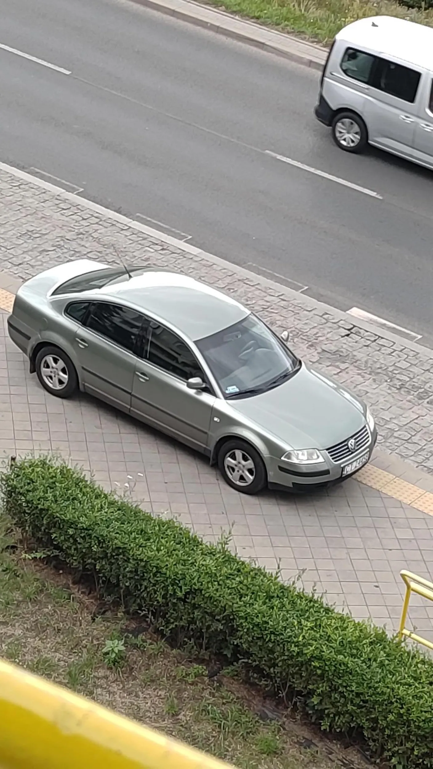 Stary dziad najpierw zaparkował na chodniku po czym przejechał chodnikiem na parking