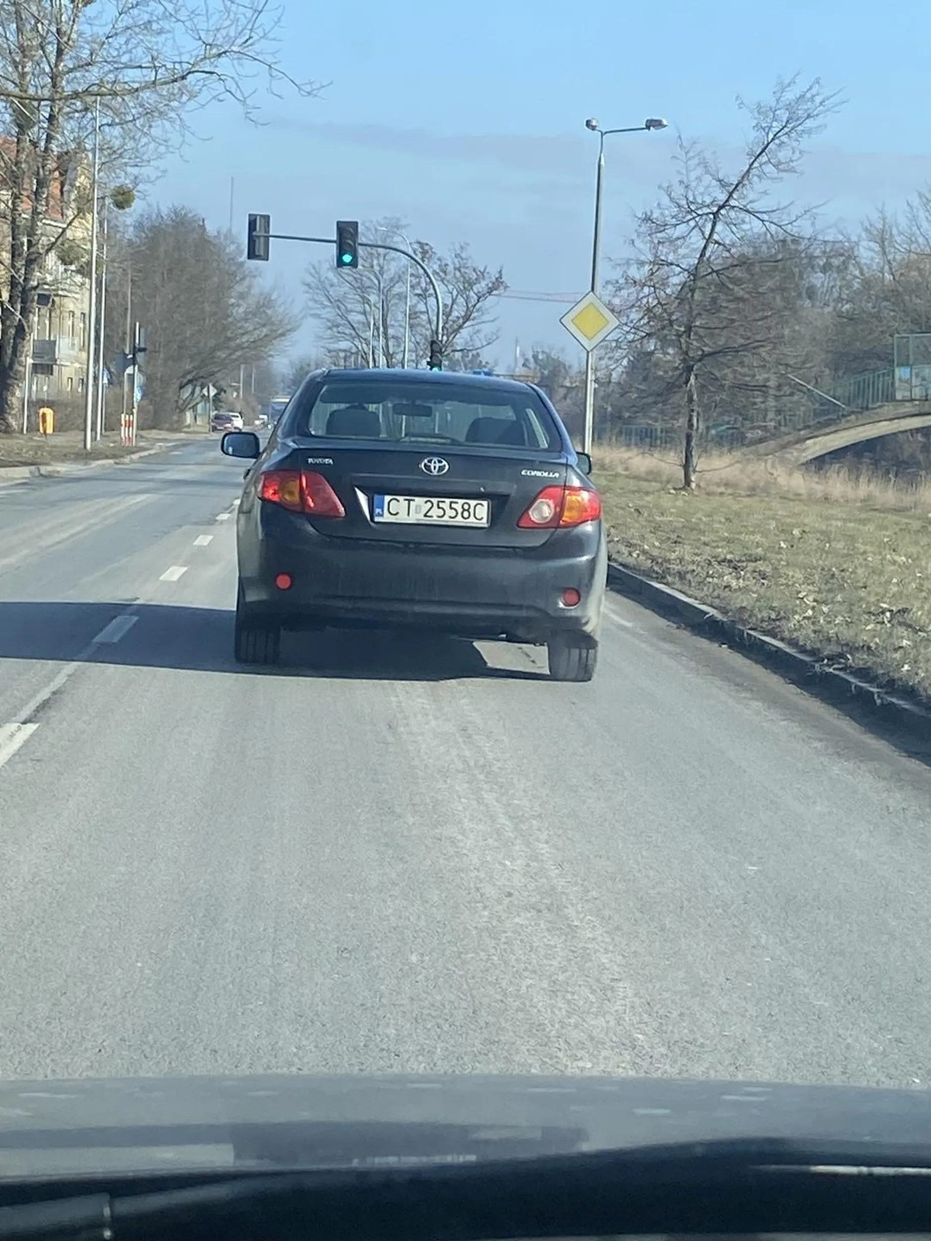Kierowca pojazdu po wymuszeniu pierwszeństwa nie przejmujący się niczym po 100 metrach robi dokładnie to samo