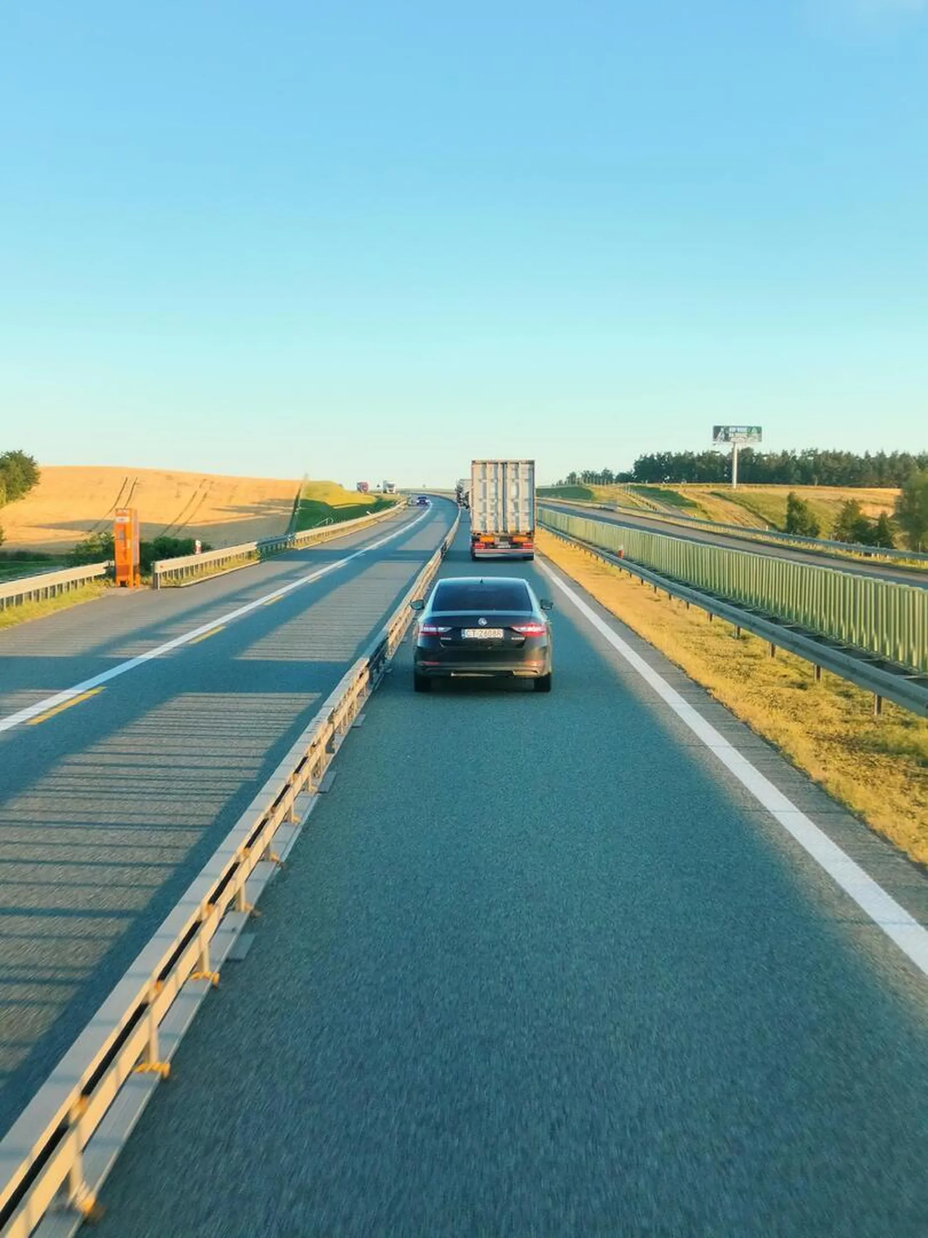 Idiocie człowiek auto lub nawet życie uratował a on hamuje do zera. Kretyn jedzie do końca gdzie jest zamknięty lewy pas.