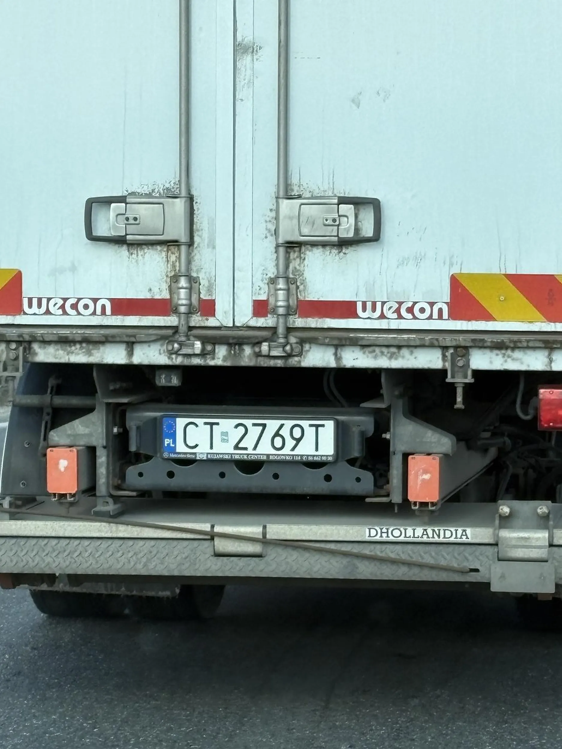 Na rondzie zjazd z autostrady na Aleksandrów, pacan wymusił mi przed maską dostawczakiem. Buc się tylko spojrzał i miał wszystko w dupie!! Uwaga na cymbała
