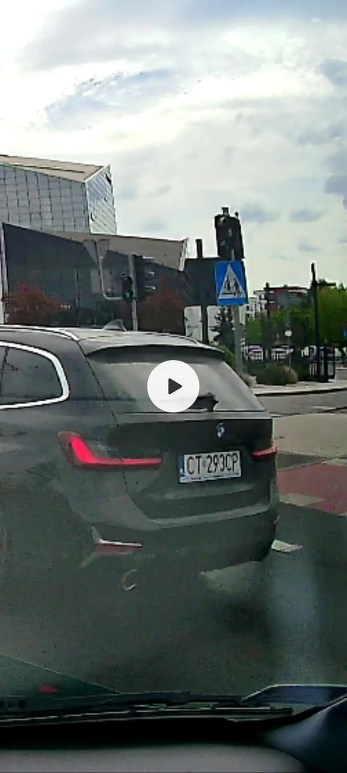 Kolejny beemiarz.. Brak kultury na drodze. Nie wie że, nie powinien wyjeżdżać zza auta,. które sygnalizuje chęć zmianę pasa . Gaz w podłogę i przed siebie.