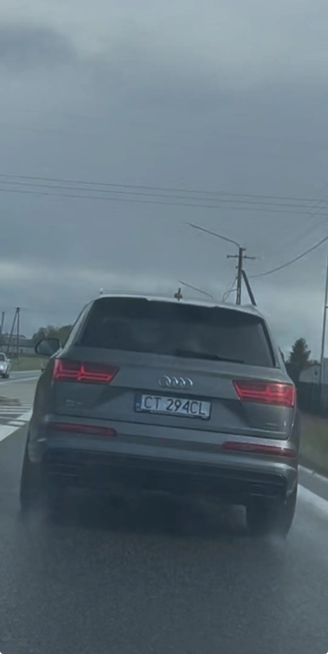 Osobnik prowadzi bardzo nieodpowiedzialnie i w dodatku z dziećmi. Podjeżdża bardzo blisko przy prędkości ponad 100km/h, świeci długimi i trąbi każdemu kierowcy po kolei. Po wyprzedzeniu zaczyna gwałtownie hamować a gdy próbuje się wyprzedzić zaczyna przyspieszać nie zwracając uwagę na pojazdy z naprzeciwka i za nim. Nie pozdrawiam