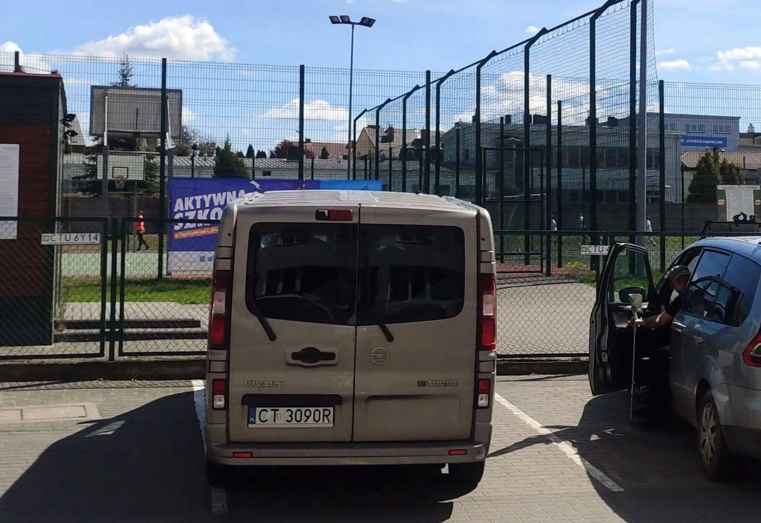 Chłop parkuje na moim PODPISANYM miejscu pod szkołą. Na płocie widać tabliczki z nr rej. nauczycieli. Przyjeżdżam rano do pracy i widzę to :/ Kompletny brak szacunku do drugiego człowieka :(