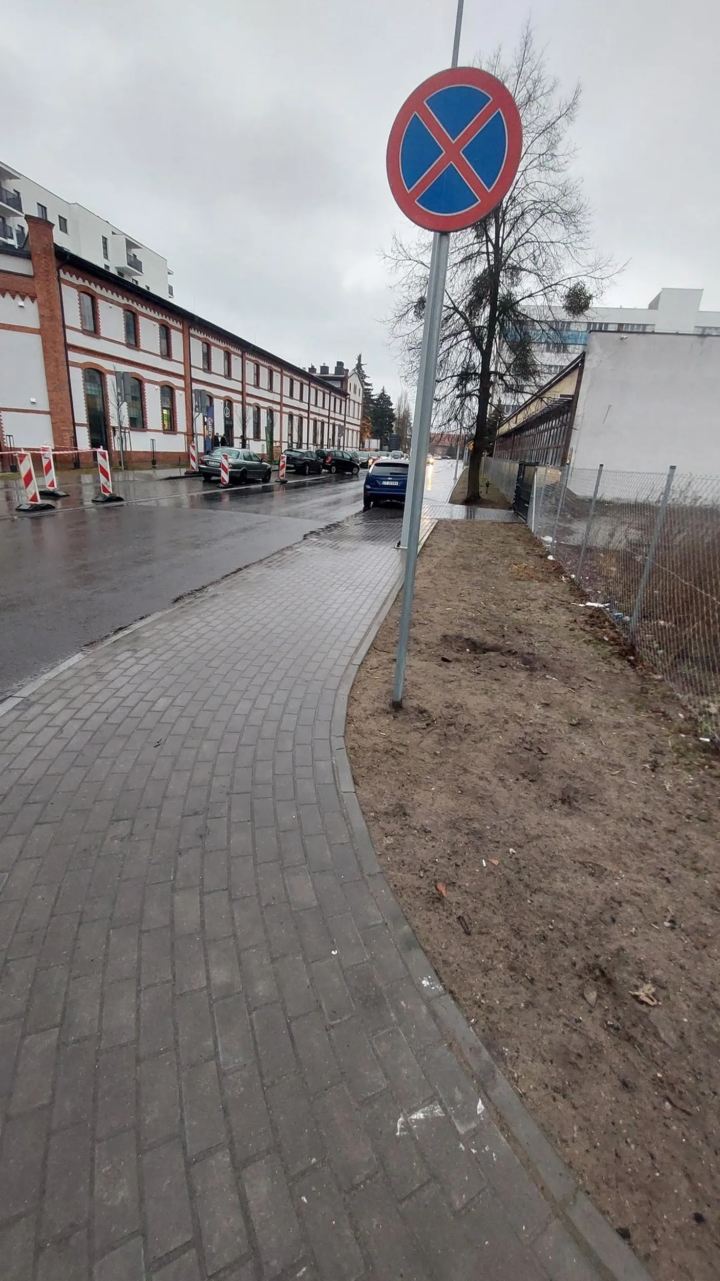 Zaparkował na chodniku, na zakazie zatrzymywania, przy skrzyżowaniu utrudniaja przejazd i przejście.