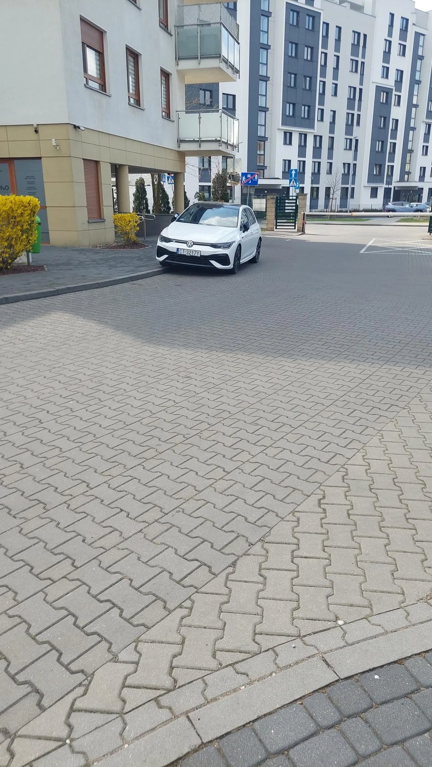 Na grata pieniądze były ale na prawo jazdy i kulturę już nie. Stoi na skrzyżowaniu w strefie zamieszkania.