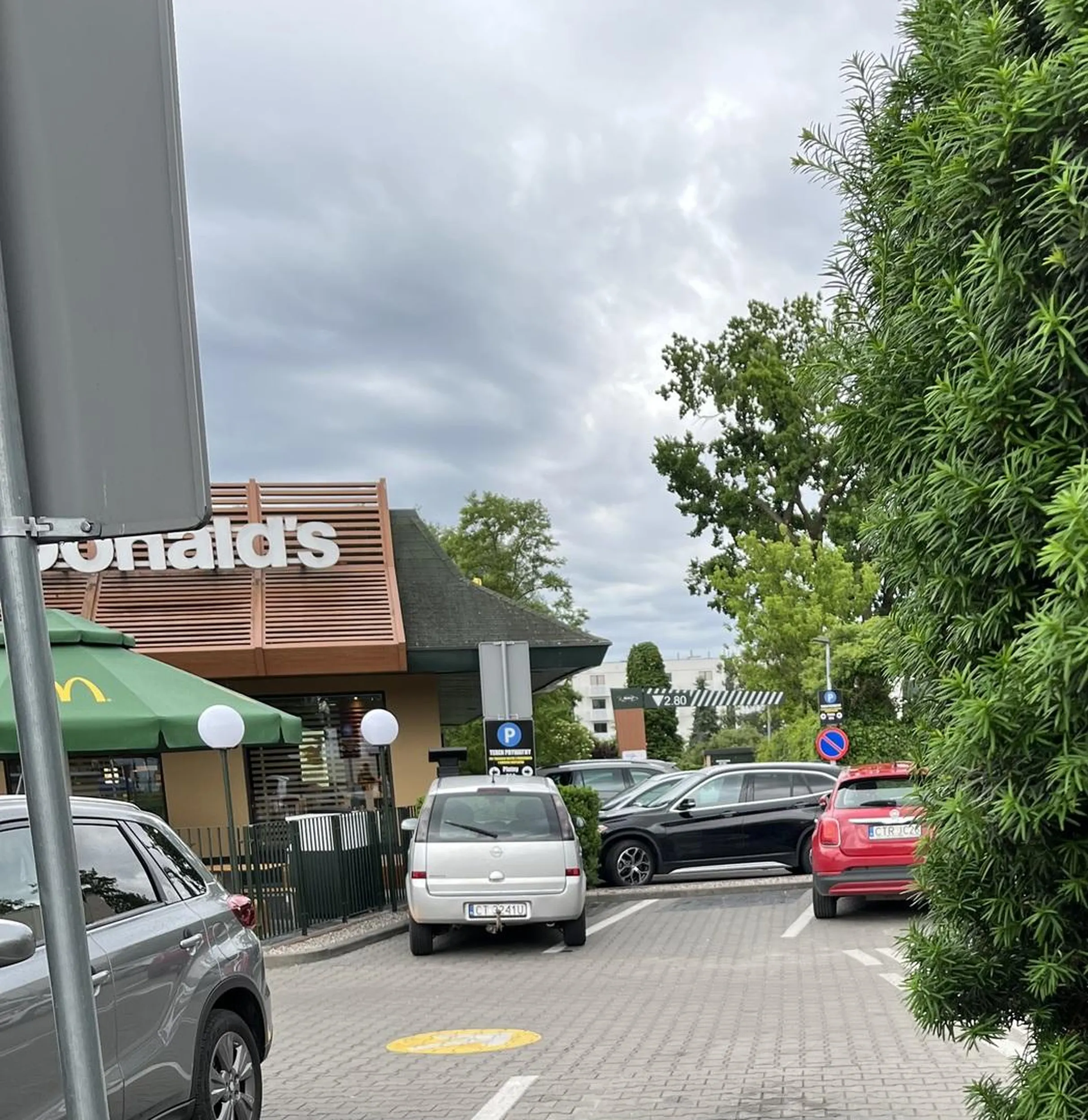 parkowanie za trudne w dodatku nauka jazdy miała problem wyjechać z środkowego miejsca