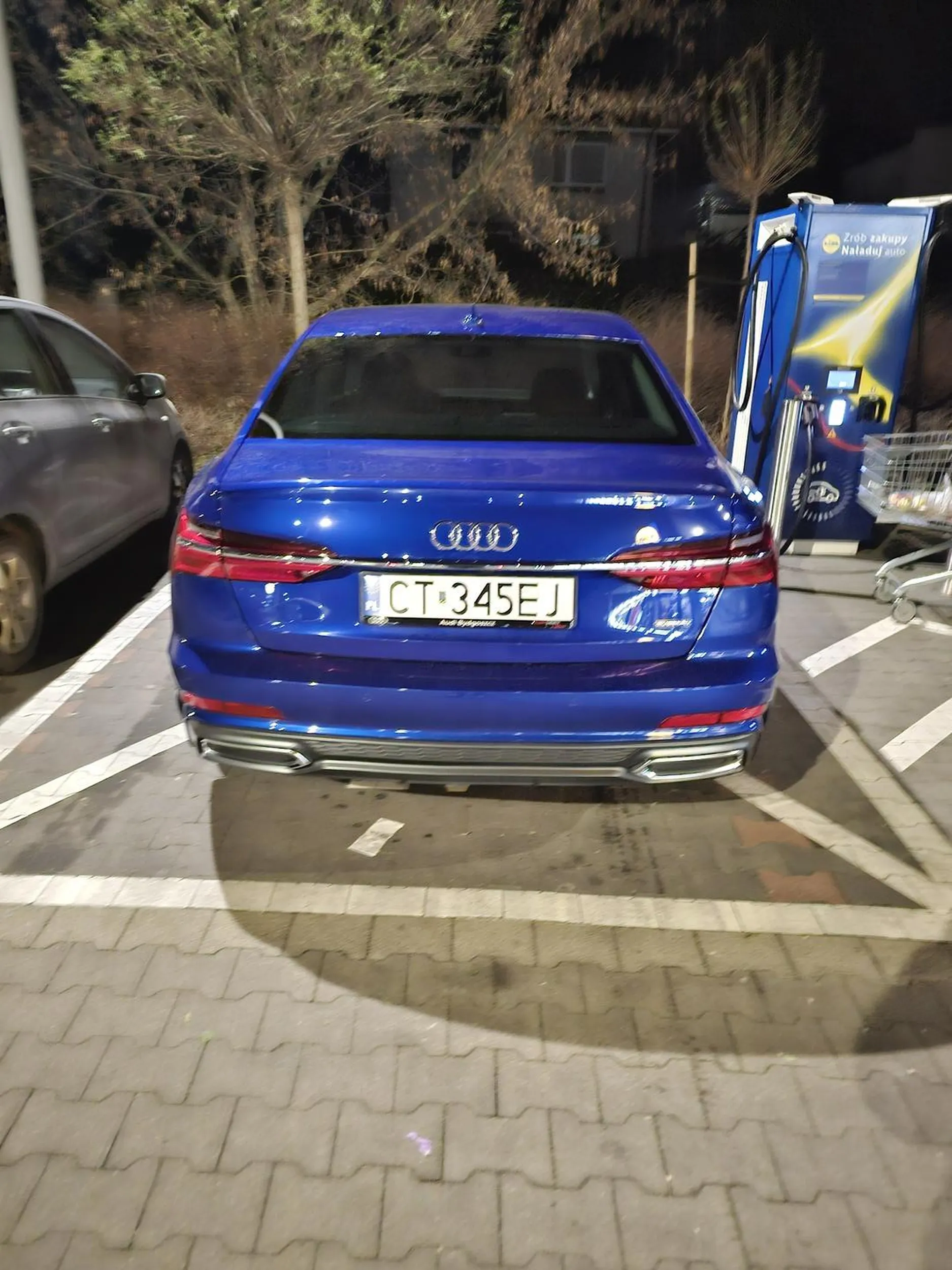 Kretyn parkuje na miejscu dla EV samochodem spalinowym